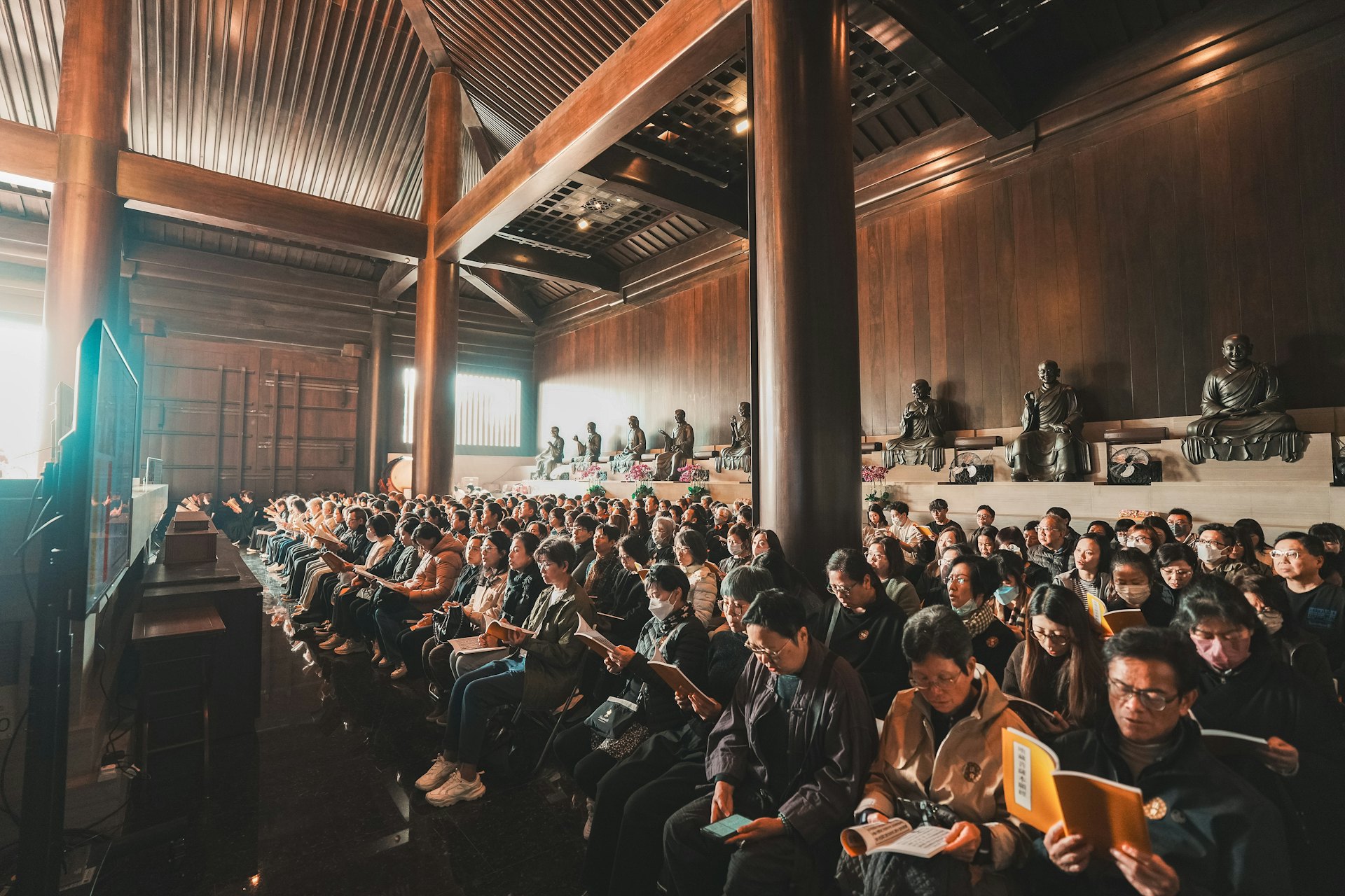 今日(13日)是大埔宏福苑五級火災罹難者「尾七」,大埔慈山寺於寺內大雄寶殿舉辦「大埔宏福苑火災地藏菩薩拔度消災法會」。(慈山寺提供) 今日(13日)是大埔宏福苑五級火災罹難者「尾七」,大埔慈山寺於寺內大雄寶殿舉辦「大埔宏福苑火災地藏菩薩拔度消災法會」。(慈山寺提供)