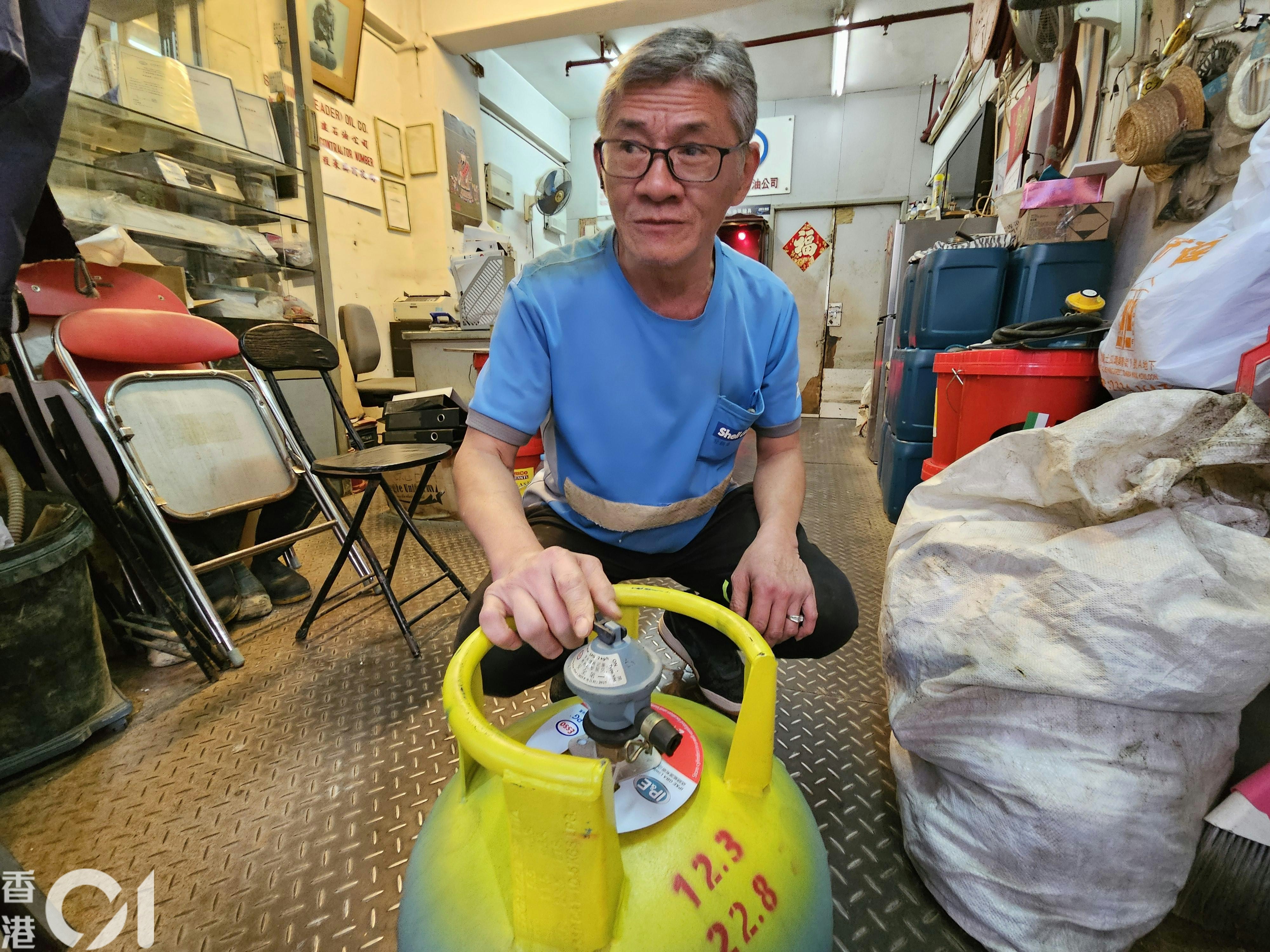土瓜灣北帝街唐樓劏房疑因石油氣洩漏導致爆炸，一間石油氣特許代理商的師傅明哥表示，若有漏氣，會聽到「嘶嘶」聲及聞到異味。（梁偉權攝）