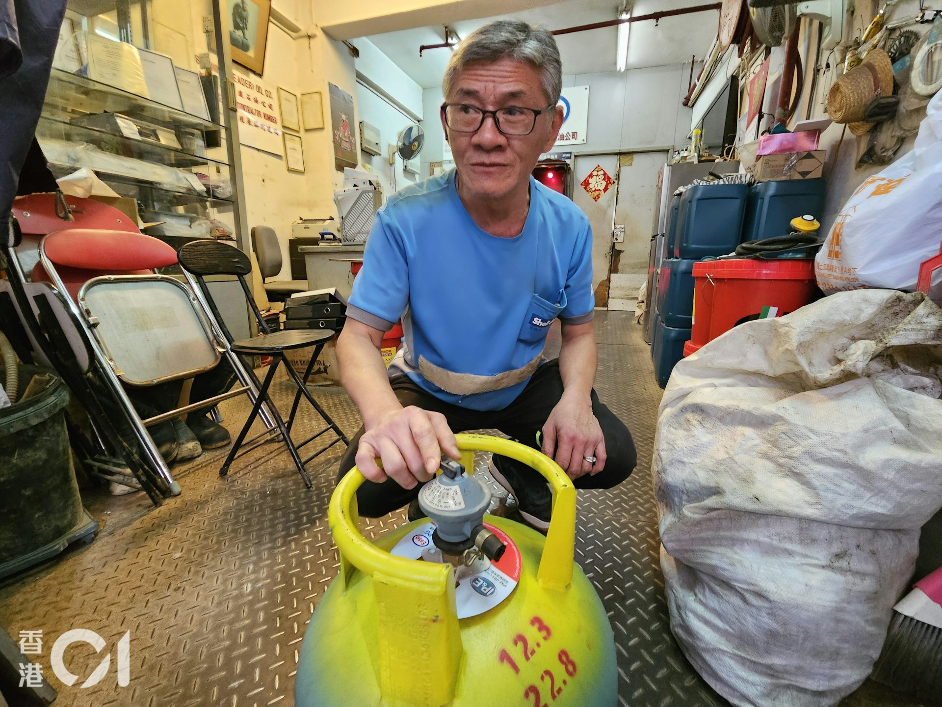 土瓜灣北帝街唐樓劏房疑因石油氣洩漏導致爆炸,一間石油氣特許代理商的師傅明哥表示,若有漏氣,會聽到「嘶嘶」聲及聞到異味。(梁偉權攝) 土瓜灣北帝街唐樓劏房疑因石油氣洩漏導致爆炸,一間石油氣特許代理商的師傅明哥表示,若有漏氣,會聽到「嘶嘶」聲及聞到異味。(梁偉權攝)