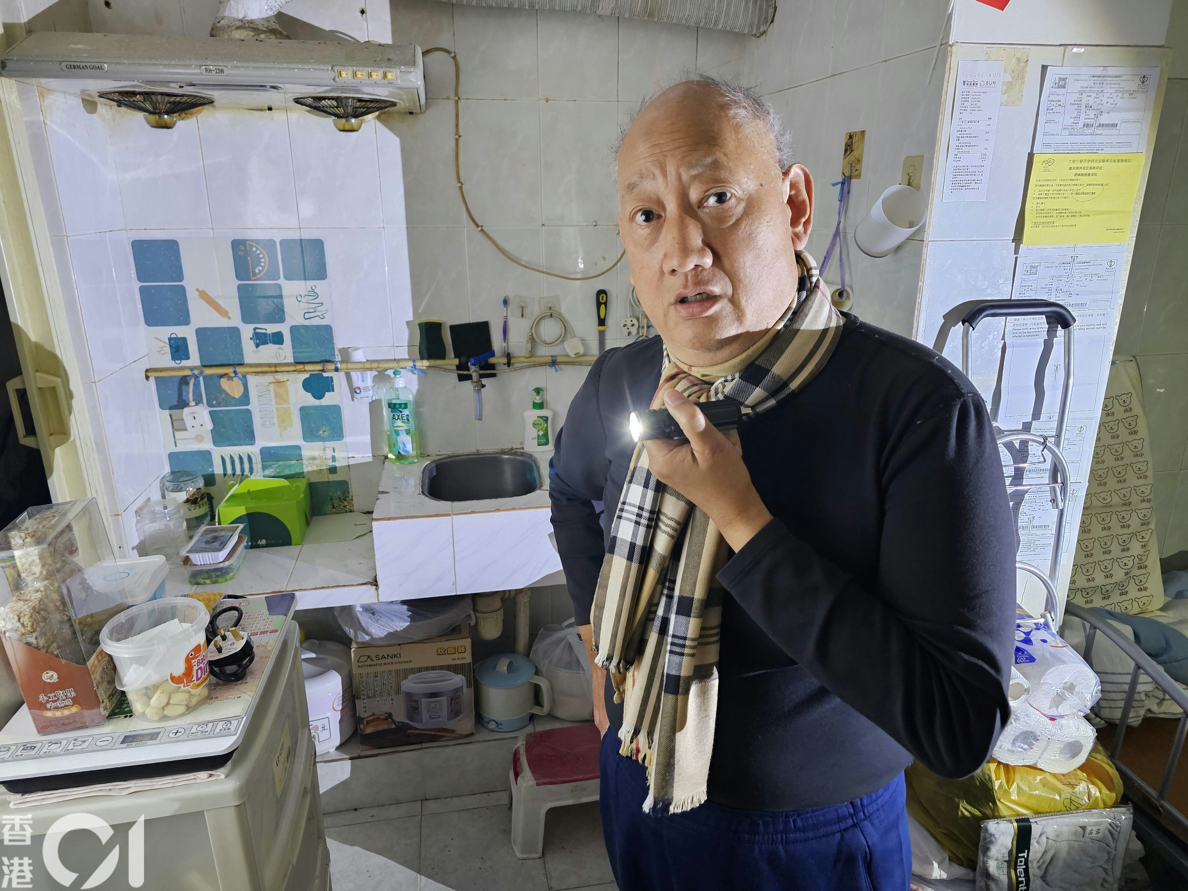 土瓜灣北帝街43至45號唐樓一劏房單位，1月12日疑因石油氣洩漏導致爆炸。同一單位另一劏房的住戶鄧先生表示，知道在細小及有如密室的劏房用石油氣很危險，故他只用電煲。（梁偉權攝）