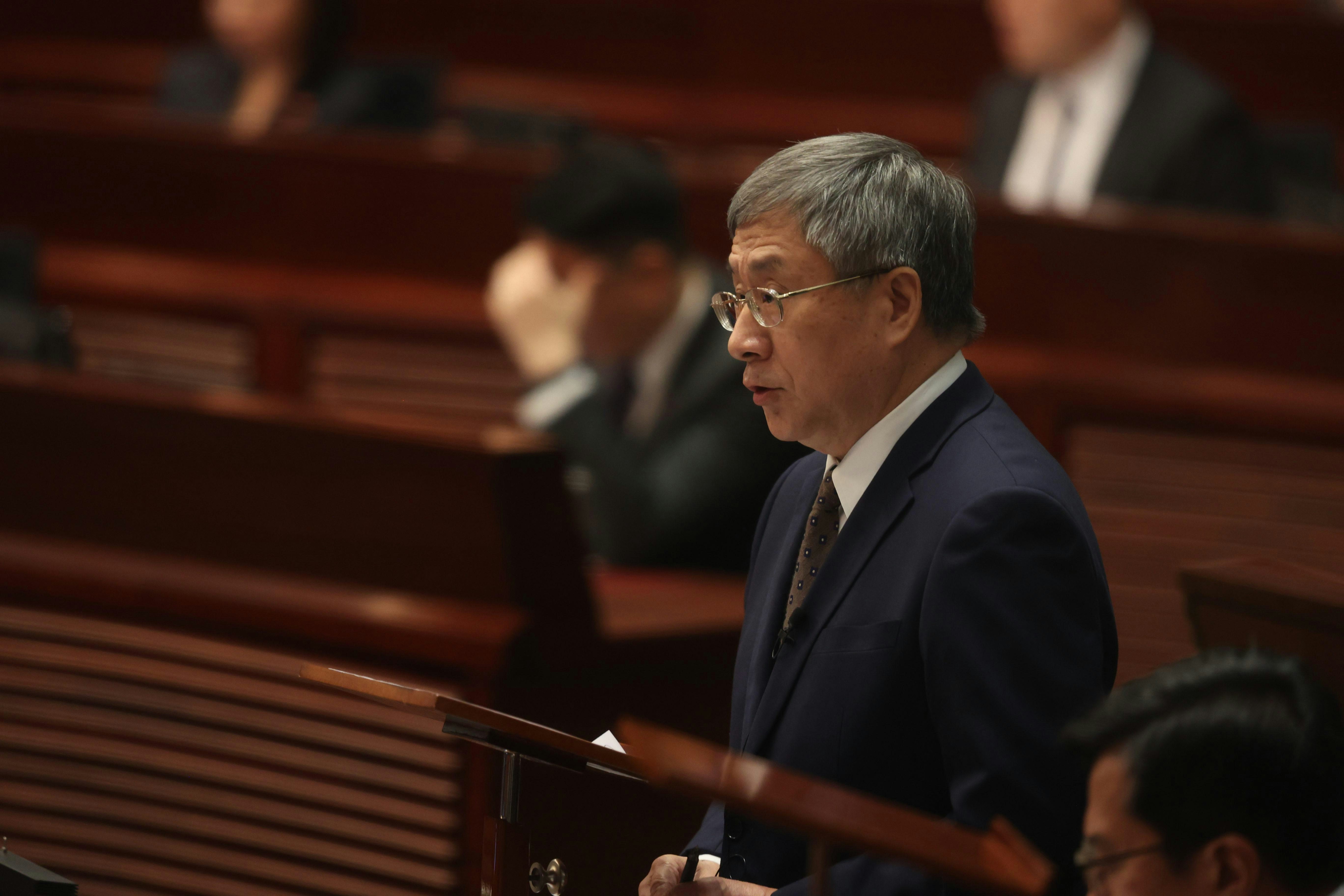 1月14日，第八屆立法會舉行首次大會，討論宏福苑火災各項善後工作，政務司副司長卓永興發言。（鄭子峰攝）
