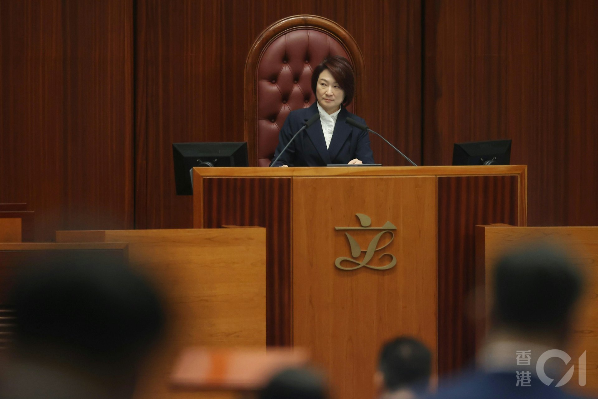 1月14日,第八届立法会举行首次大会,讨论宏福苑火灾各项善后工作。