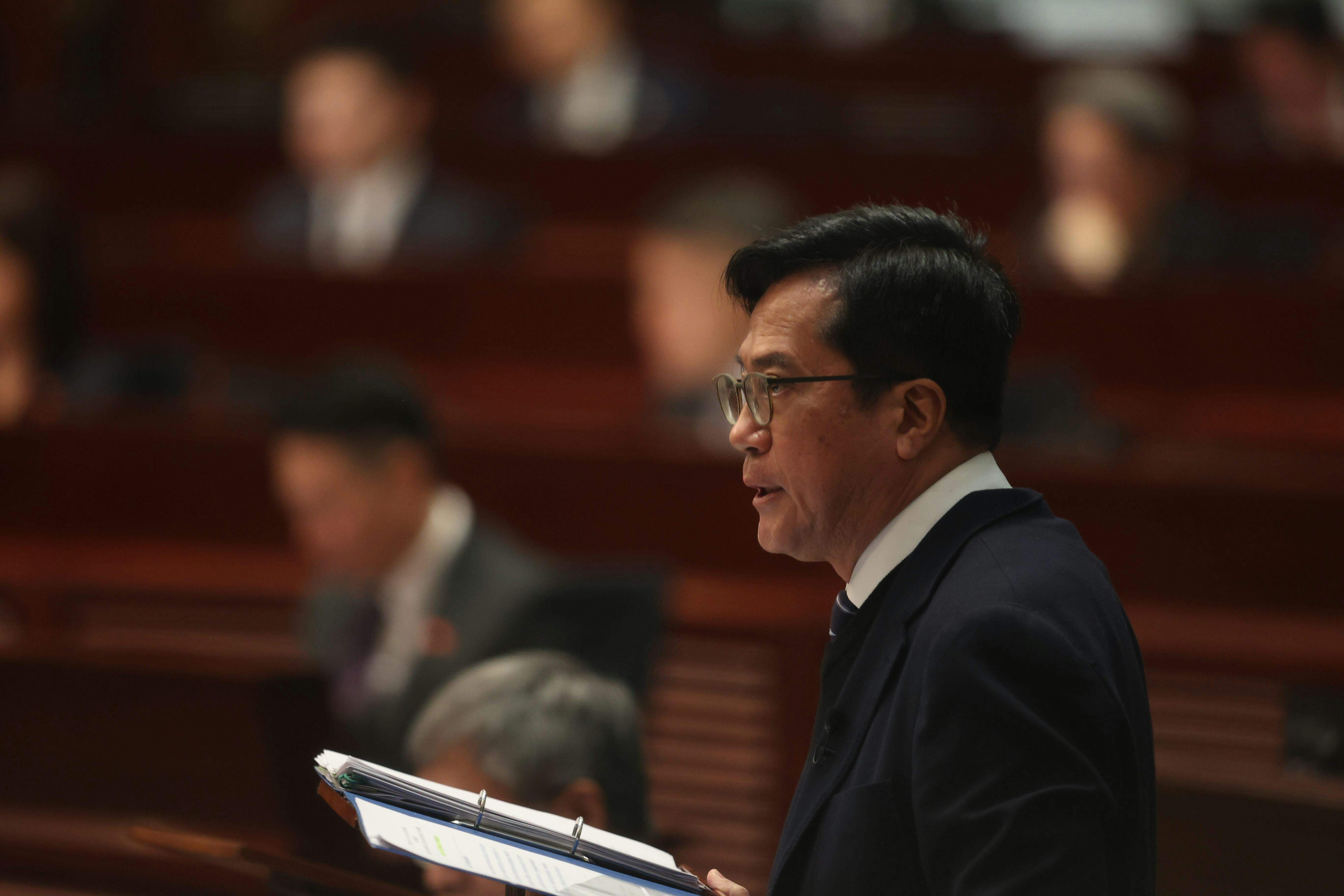 1月14日，第八屆立法會舉行首次大會，討論宏福苑火災各項善後工作，財政司副司長黃偉綸發言。（鄭子峰攝）