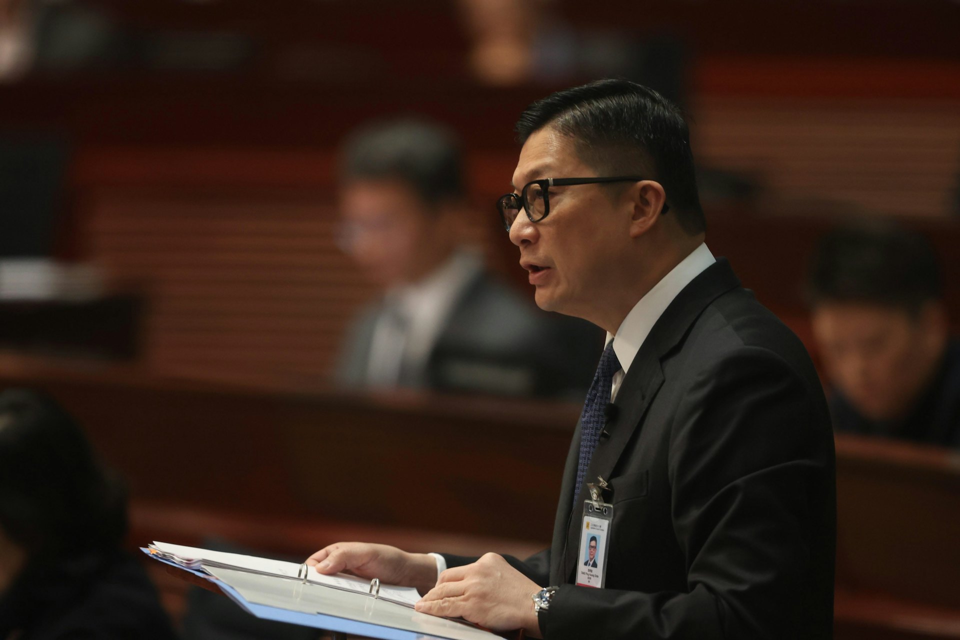 1月14日,第八屆立法會舉行首次大會,討論宏福苑火災各項善後工作,保安局局長鄧炳強發言。(鄭子峰攝) 1月14日,第八屆立法會舉行首次大會,討論宏福苑火災各項善後工作,保安局局長鄧炳強發言。(鄭子峰攝)