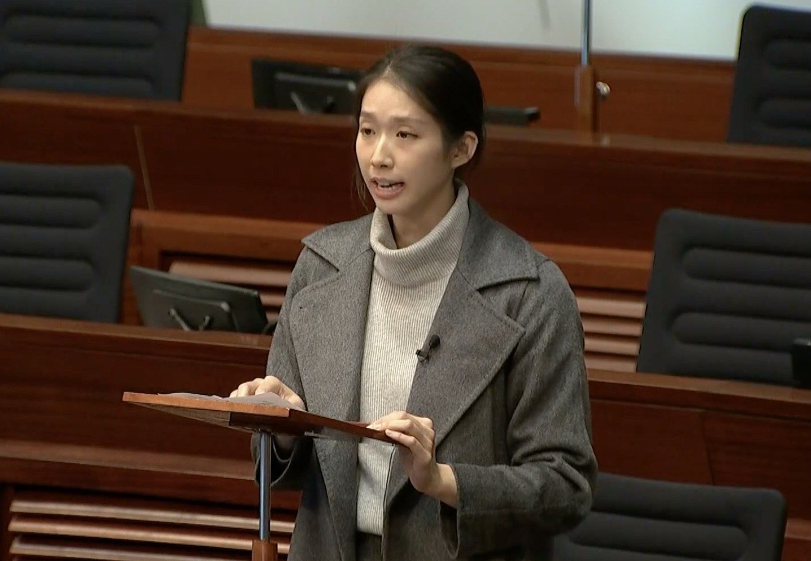 江旻憓立法会辩论全程英语发言,展现流利口才获政界好评 江旻憓立法会辩论全程英语发言,展现流利口才获政界好评