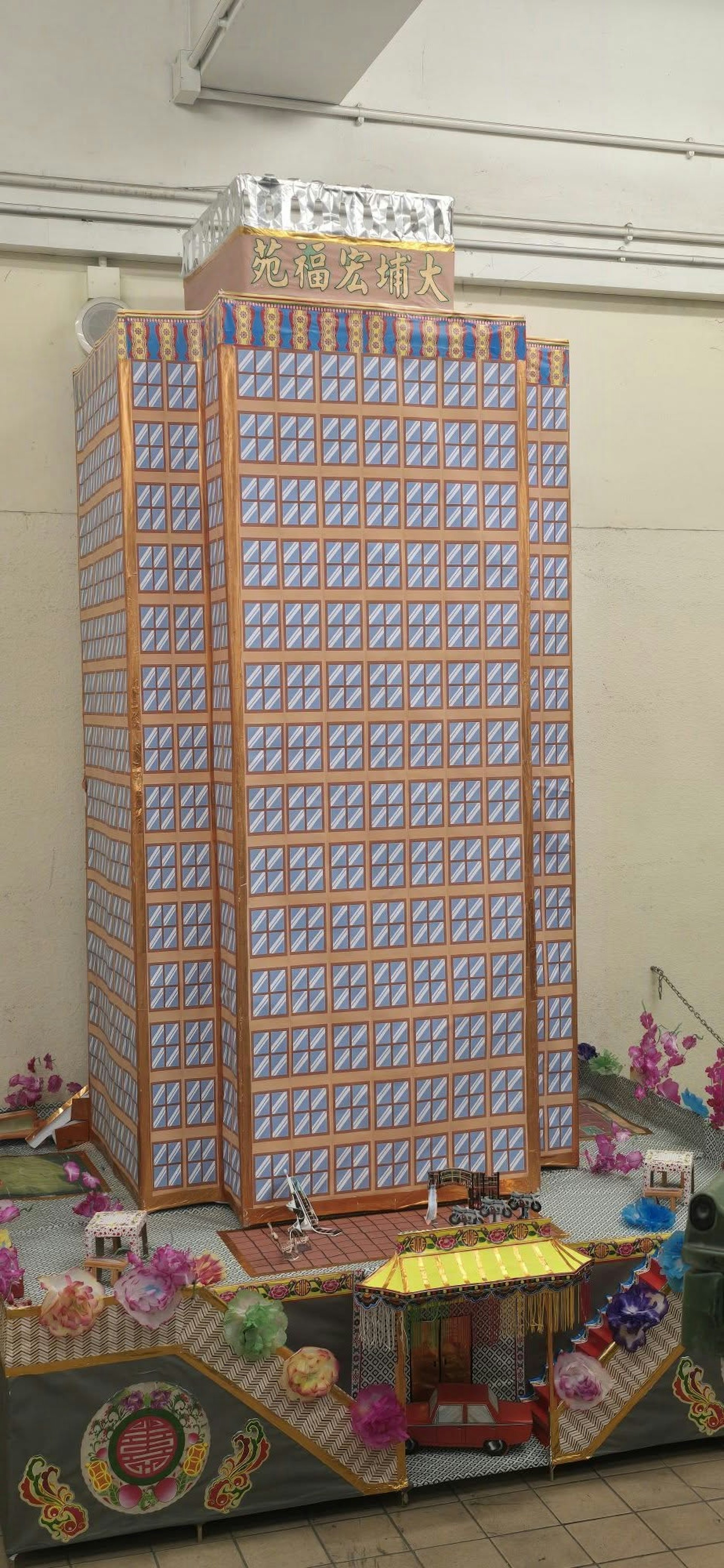 巨型紙紮屋樓頂掛上「大埔宏福苑」招牌,設有園景、私家車和遊樂場,樓主卻稱「黐X線㗎,燒1次唔夠,要燒2次?」。(threads@jamescho1圖片) 巨型紙紮屋樓頂掛上「大埔宏福苑」招牌,設有園景、私家車和遊樂場,樓主卻稱「黐X線㗎,燒1次唔夠,要燒2次?」。(threads@jamescho1圖片)