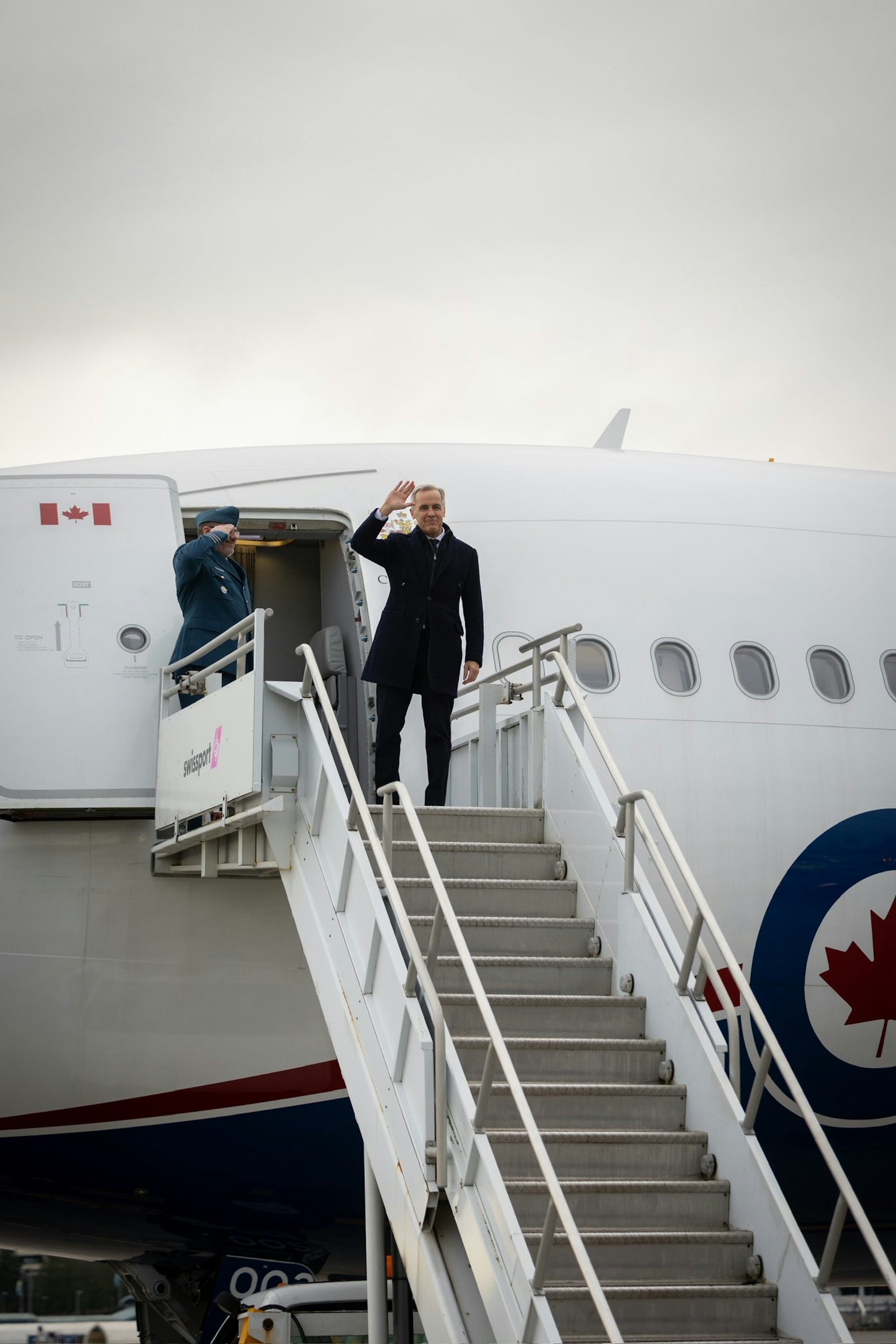 加拿大总理卡尼(Mark Carney)2026年1月14日抵达北京,开始对中国进行为期四天的正式访问。图为他启程访华时的情景。(X@MarkJCarney)