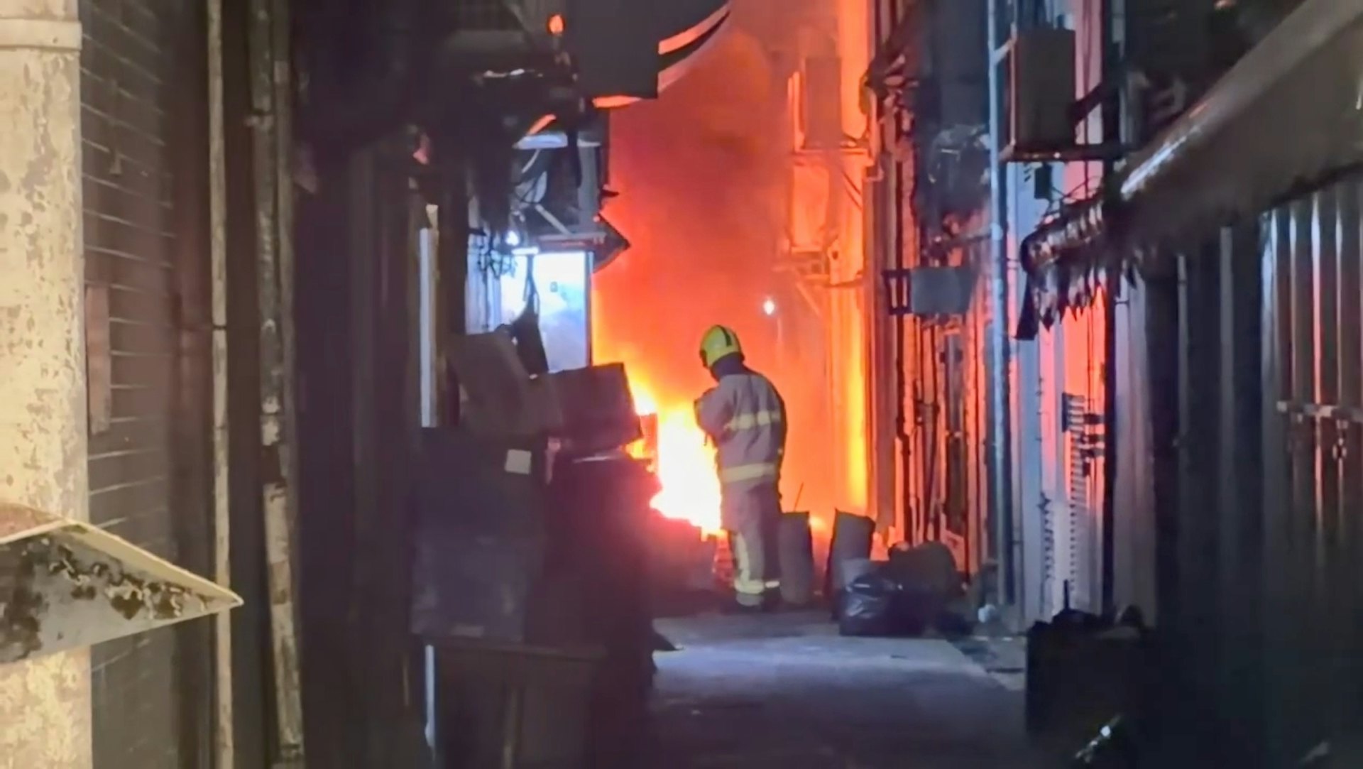 旺角煙廠街附近一條後巷有雜物起火,消防到場撲救。(Threads@likehongkongmetro) 旺角煙廠街附近一條後巷有雜物起火,消防到場撲救。(Threads@likehongkongmetro)