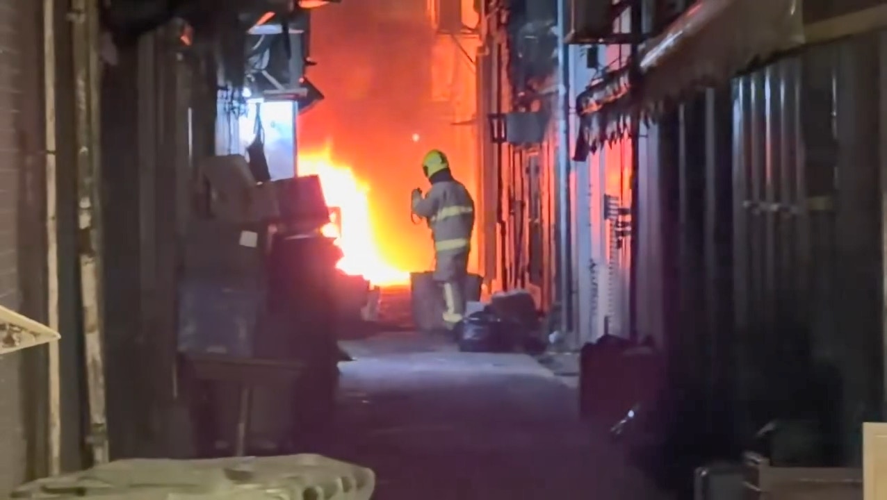 旺角煙廠街附近一條後巷有雜物起火，消防到場撲救。（Threads@likehongkongmetro）