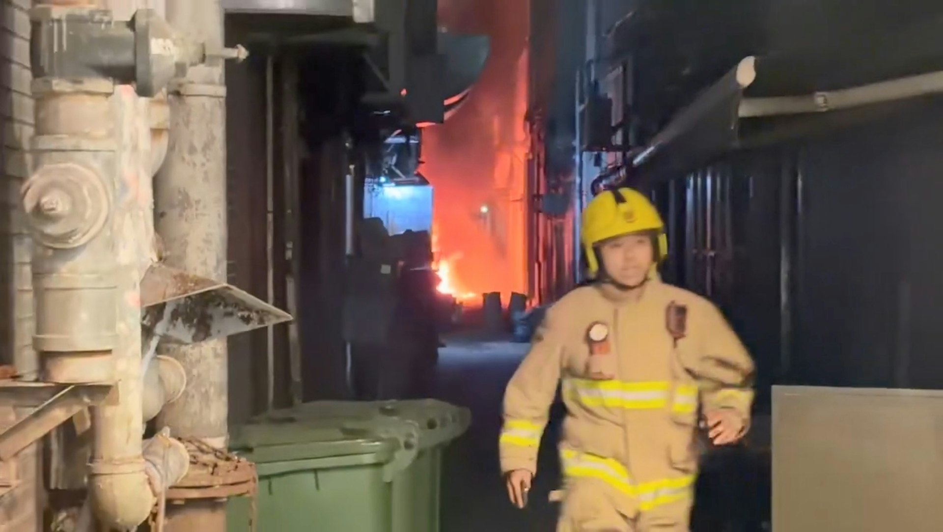 旺角煙廠街附近一條後巷有雜物起火,有消防走近圍觀市民,向他們表示現場危險。(Threads@likehongkongmetro) 旺角煙廠街附近一條後巷有雜物起火,有消防走近圍觀市民,向他們表示現場危險。(Threads@likehongkongmetro)