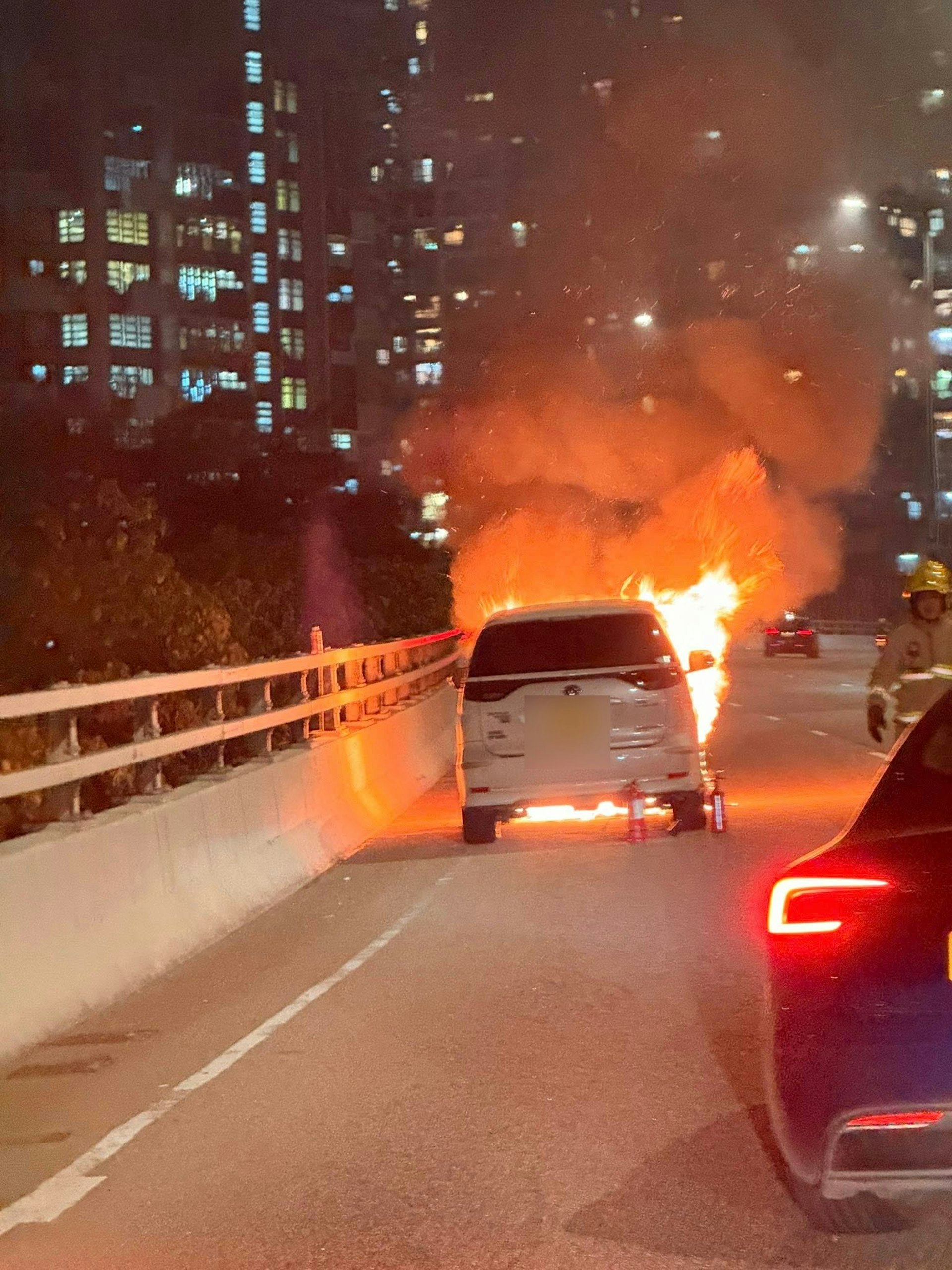 涉事七人車陷入熊熊烈火。(Facebook Chi Yan Lau)) 涉事七人車陷入熊熊烈火。(Facebook Chi Yan Lau))