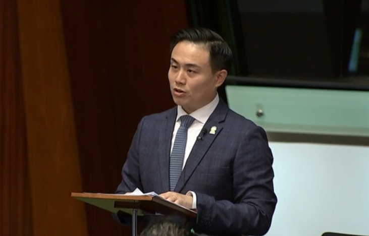 實政圓桌莊豪鋒提出議員議案，要求加強大廈維修工程管理。（直播截圖）