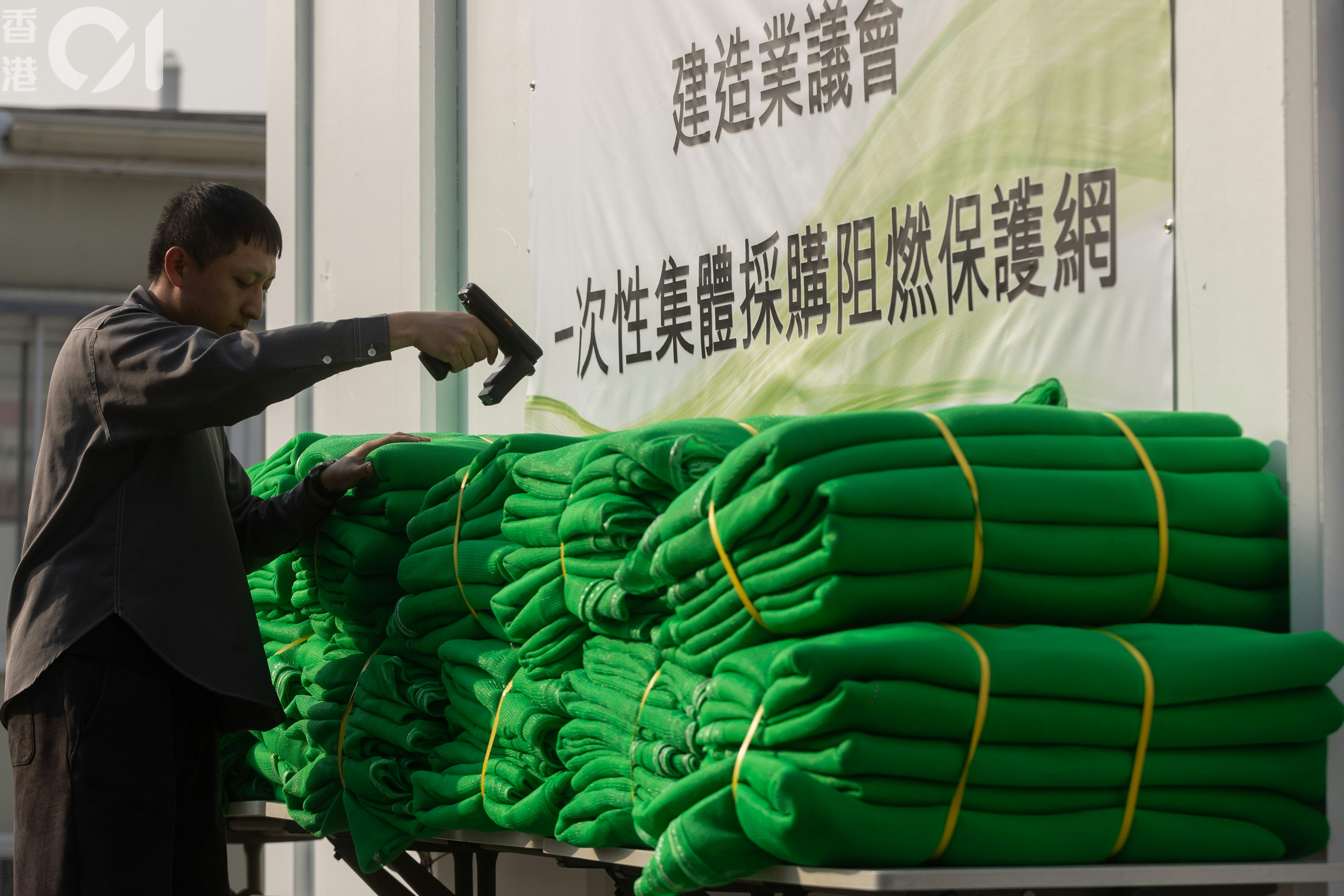 今批每張棚網有RFID追蹤系統，透過二維碼掃描後便會知道其生產地、生產批次、生產日期及測試報告等。（廖雁雄攝）