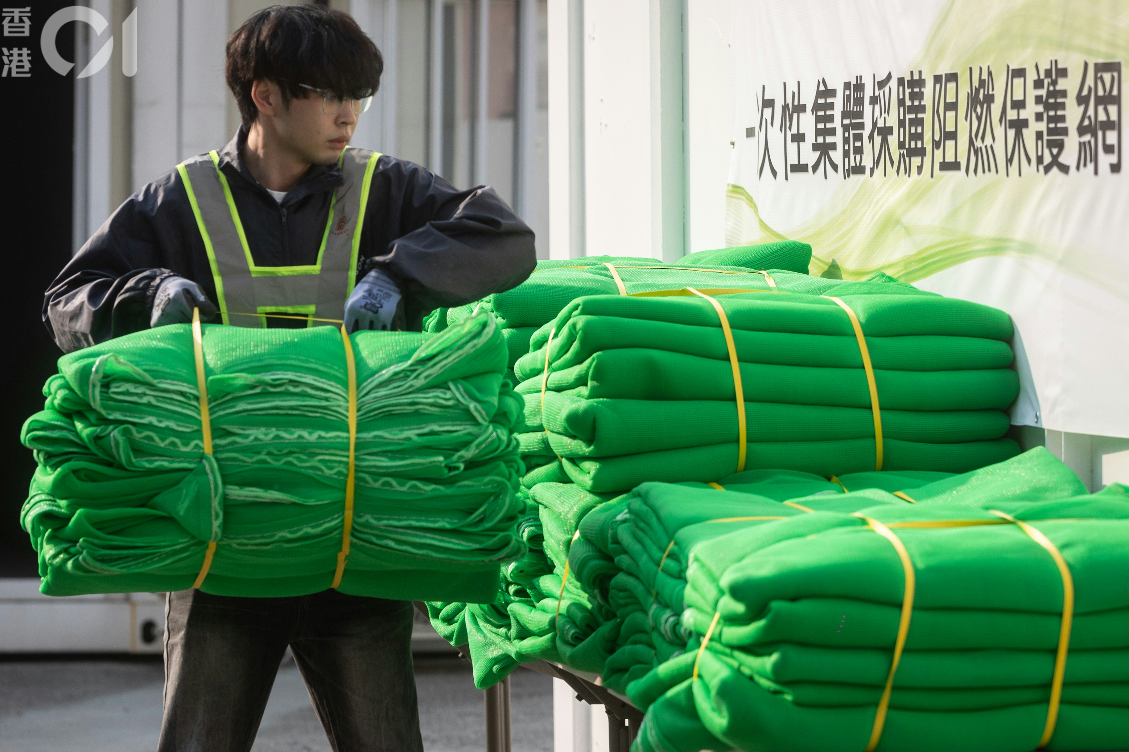 建造業議會為418幢正進行裝修工程樓宇合共採購5萬張棚網，伍新華預料農曆新年前可全數抵港。（資料圖片 / 廖雁雄攝）