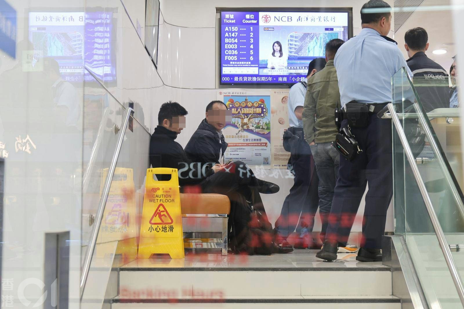 旺角銀行4男女持$1.6億支票求鑑定 經理證已被兌換 感可疑報警