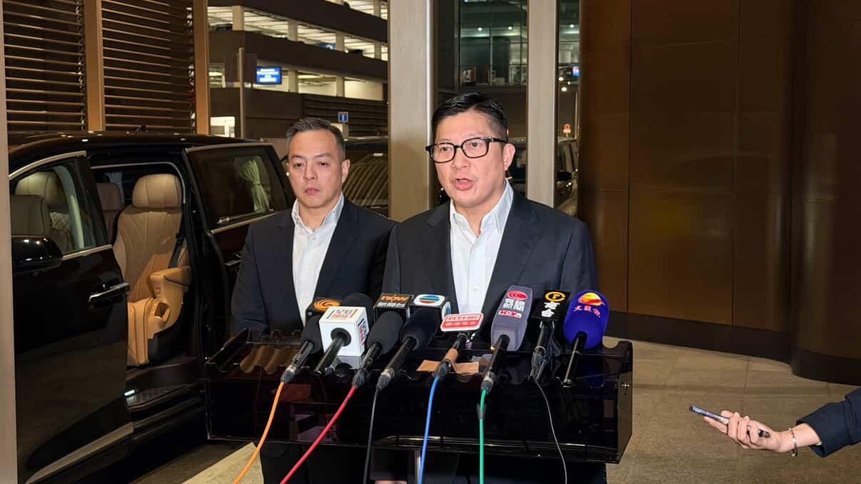 安局局長鄧炳強（右）今日（15日）回港後在機場回應記者提問時表示，大埔宏福苑火災總死亡人數增至168人。