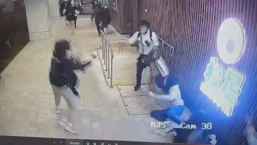 一名女子倒地後，被疑犯扯住斜孭袋的繩。（網上影片截圖）