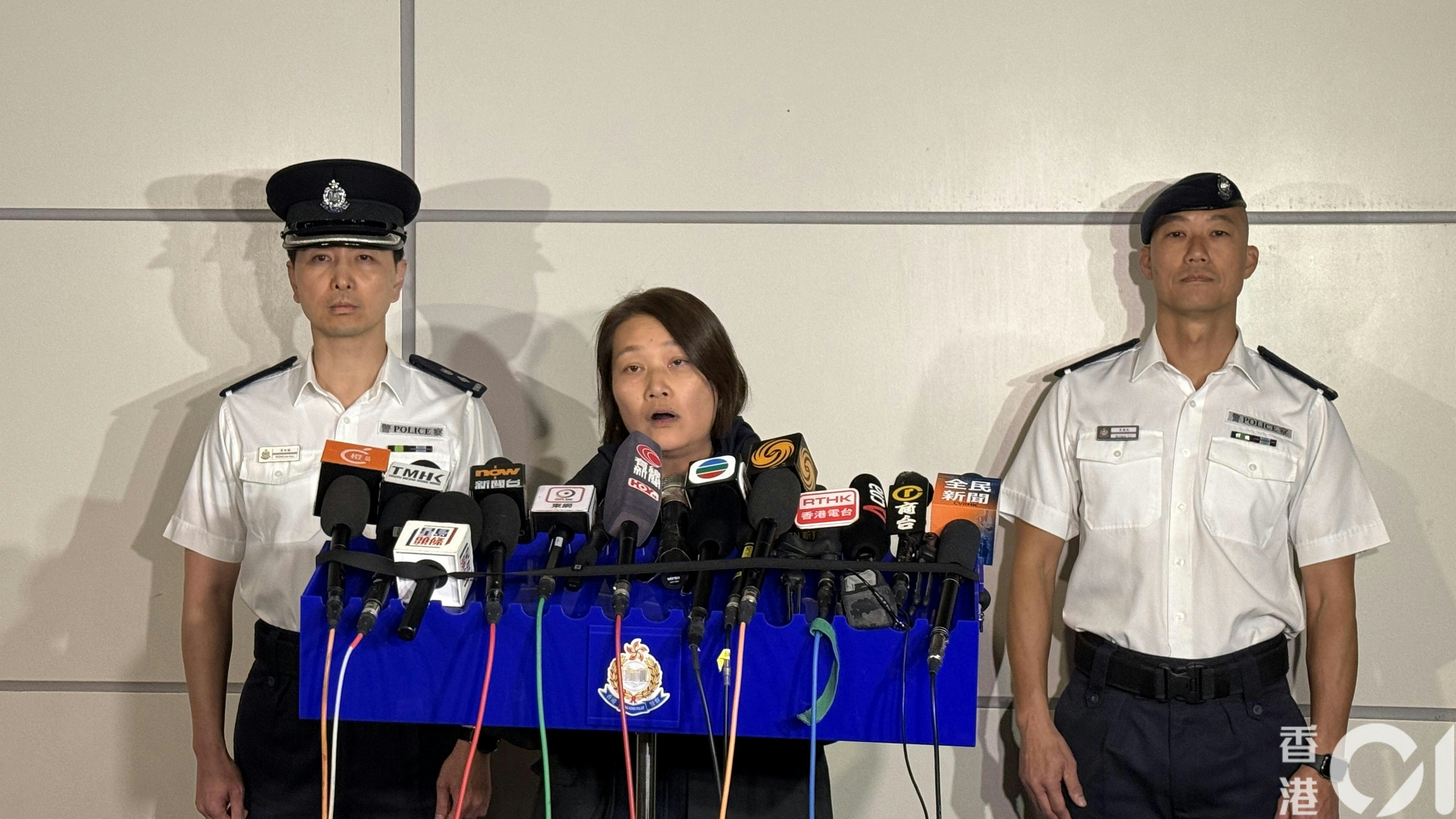 新界北總區刑事總部高級警司鍾麗詒（中）、屯門警區副指揮官高級警司黃浩翰（左），以及新界北總區衝鋒隊警司李漢民（右）晚上會見傳媒。