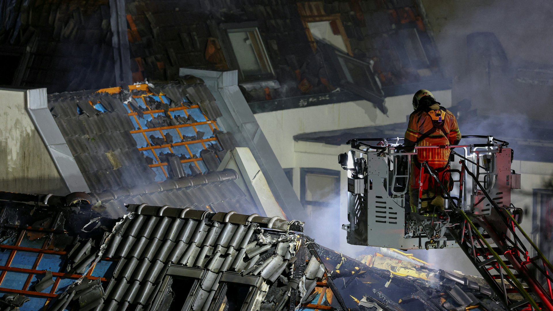 荷蘭烏得勒支市建築物爆炸起火至少4傷 或有人被困廢墟下 荷蘭烏得勒支市建築物爆炸起火至少4傷 或有人被困廢墟下