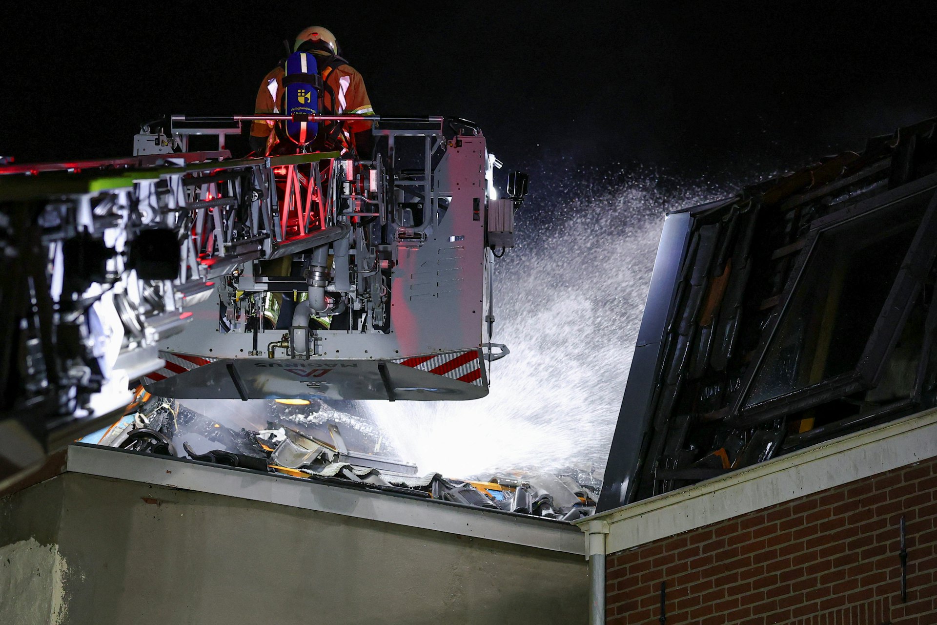 2026年1月15日,荷蘭烏得勒支市(Utrecht)市中心的一棟建築物發生爆炸起火,一名消防員正在現場進行滅火工作。(Reuters) 2026年1月15日,荷蘭烏得勒支市(Utrecht)市中心的一棟建築物發生爆炸起火,一名消防員正在現場進行滅火工作。(Reuters)