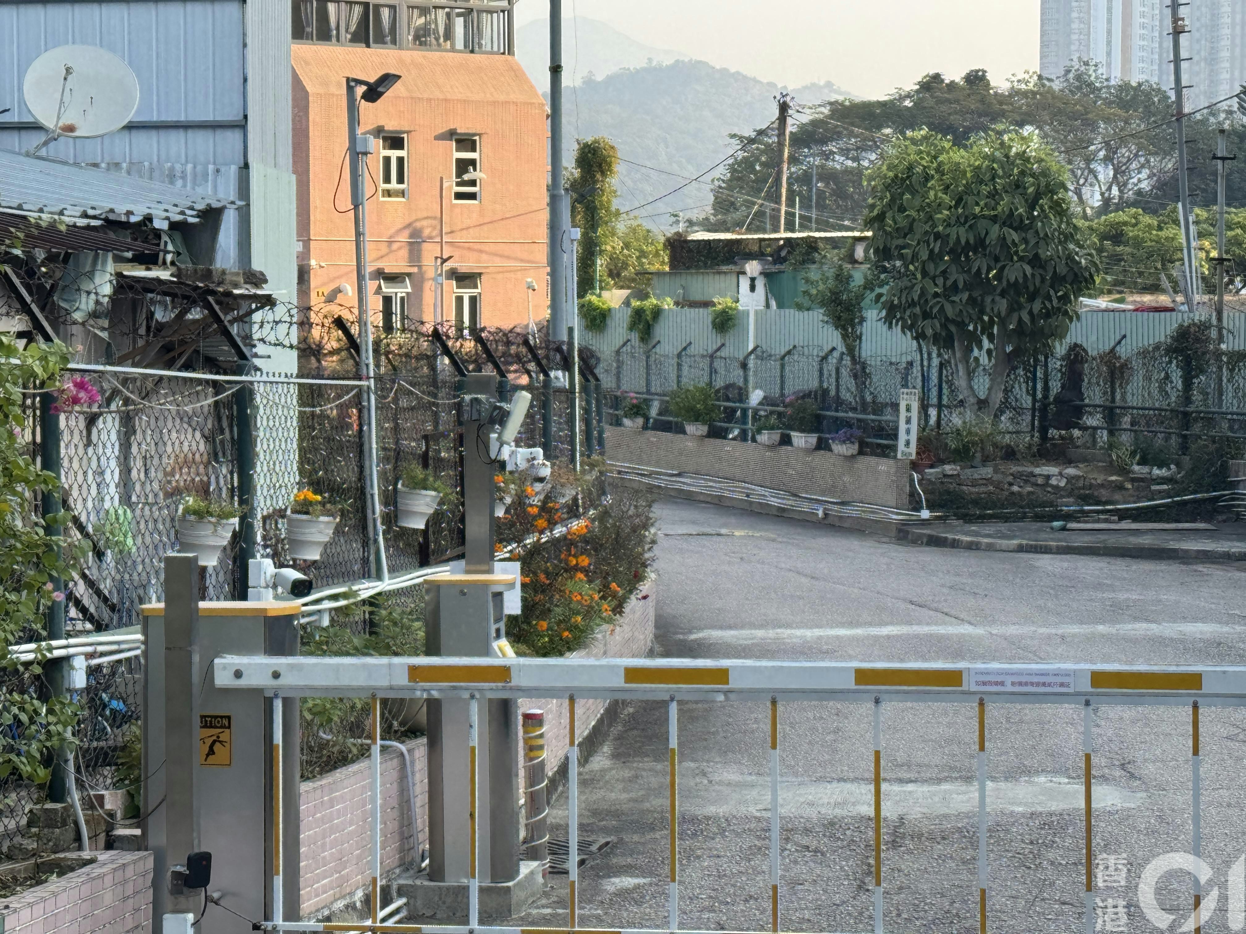 一名男子手部輕度燒傷，救援人員到場將傷者送到北區醫院。（蔡正邦攝）