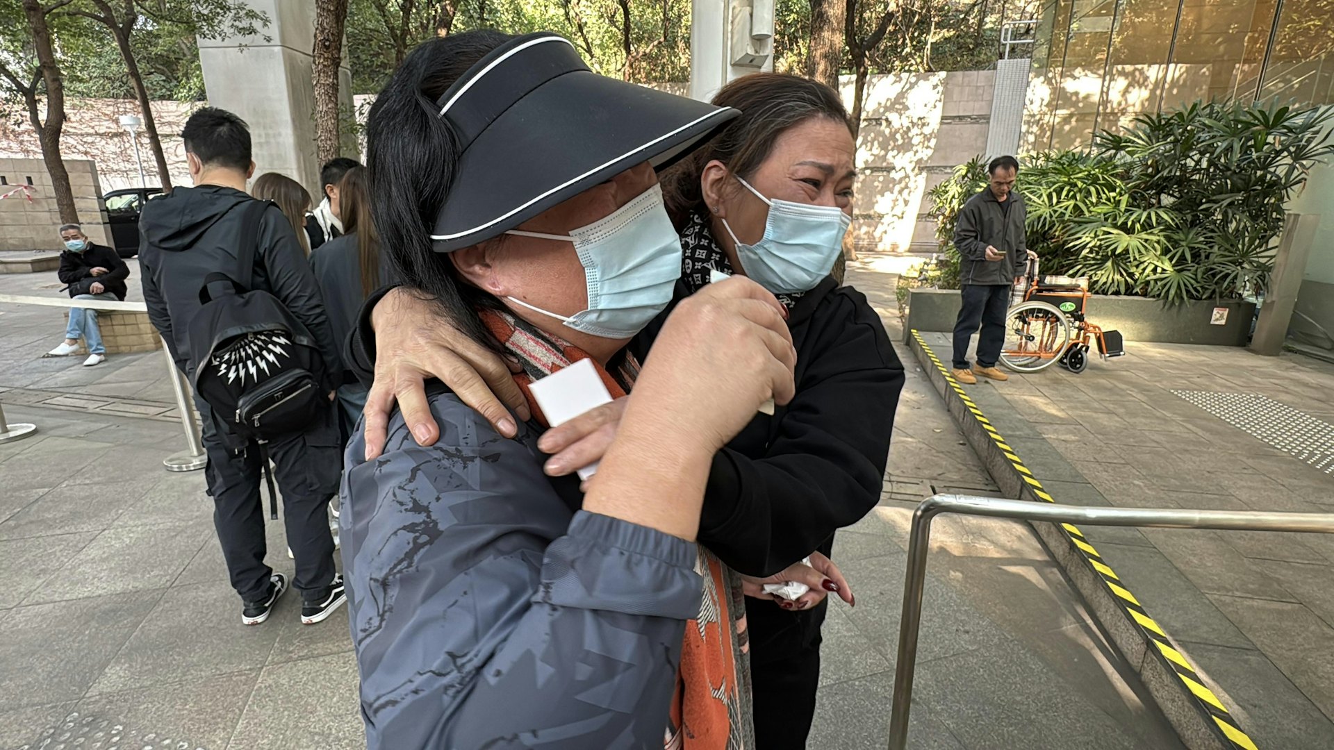 死者母親及親友到葵涌殮房認屍,他們傷心欲絕,相擁痛哭。