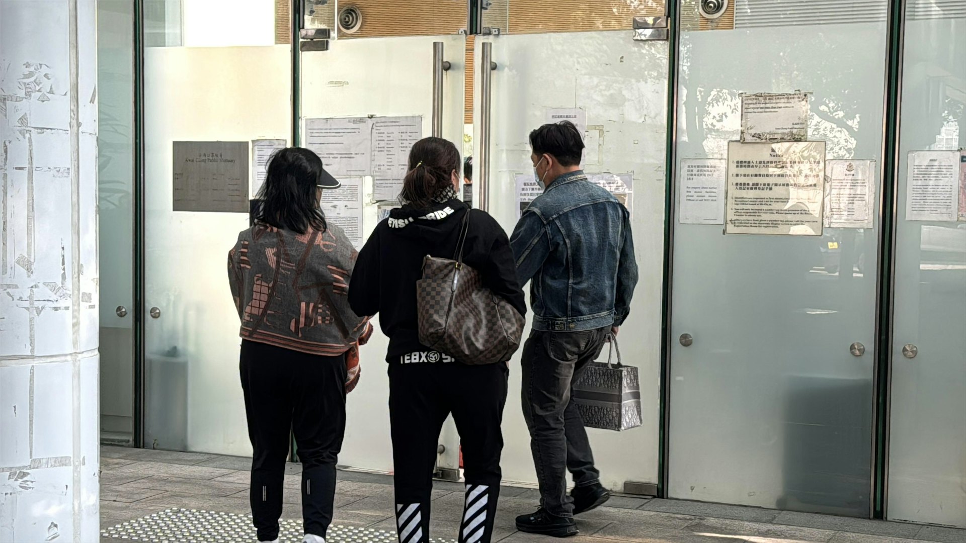 今日(16日)死者母親及親友到葵涌殮房認屍。