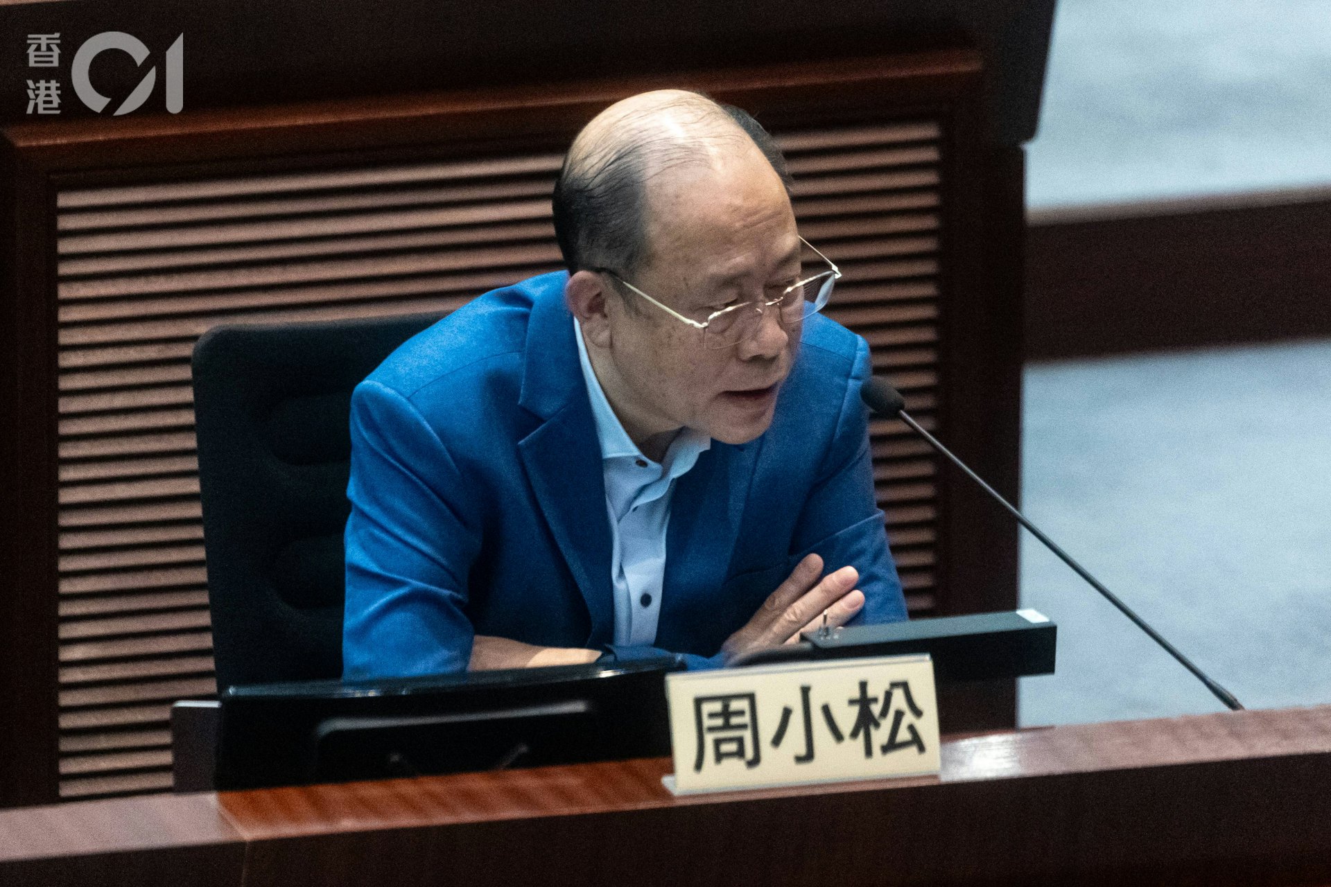 勞工界立法會議員周小松促政府新一輪招標前,應積極檢討康文署外判救生服務對救生員人手短缺有否改善、幫助程度、以及是否值得繼續推行下去。