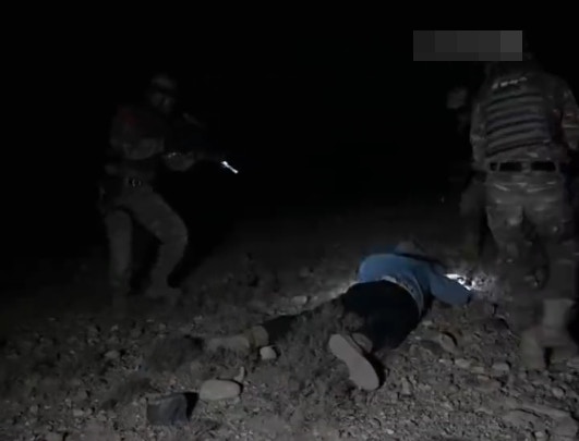 僅用時不到2分鐘便完成清剿任務，「擊斃」4名「暴恐分子」。（央視）