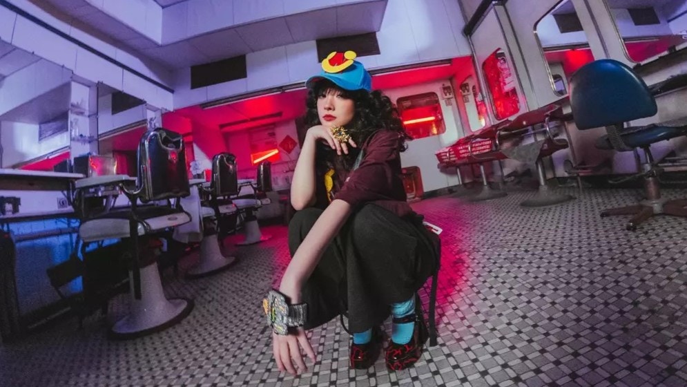 《聲秀》柯雨霏推首支派台歌 帶病頂硬上拍MV 穿大師前衛裝現身