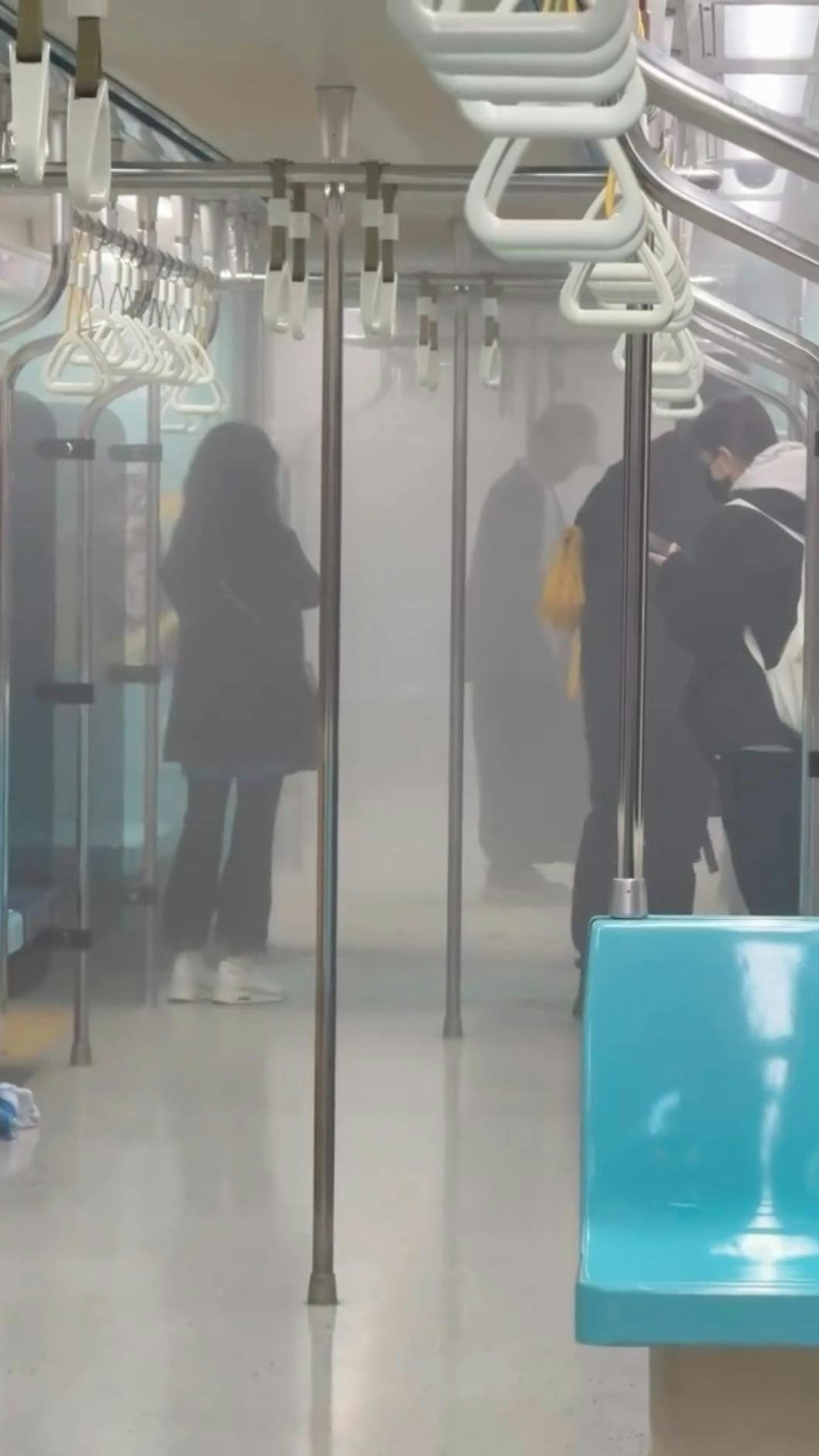 1月16日晚間台北捷運板南線一列開往頂埔方向的列車在即將抵達板橋站時,車廂內突有旅客的行動電源因不明原因冒煙起火,引發乘客恐慌奔逃。(Threads@jennie._space.h) 1月16日晚間台北捷運板南線一列開往頂埔方向的列車在即將抵達板橋站時,車廂內突有旅客的行動電源因不明原因冒煙起火,引發乘客恐慌奔逃。(Threads@jennie._space.h)