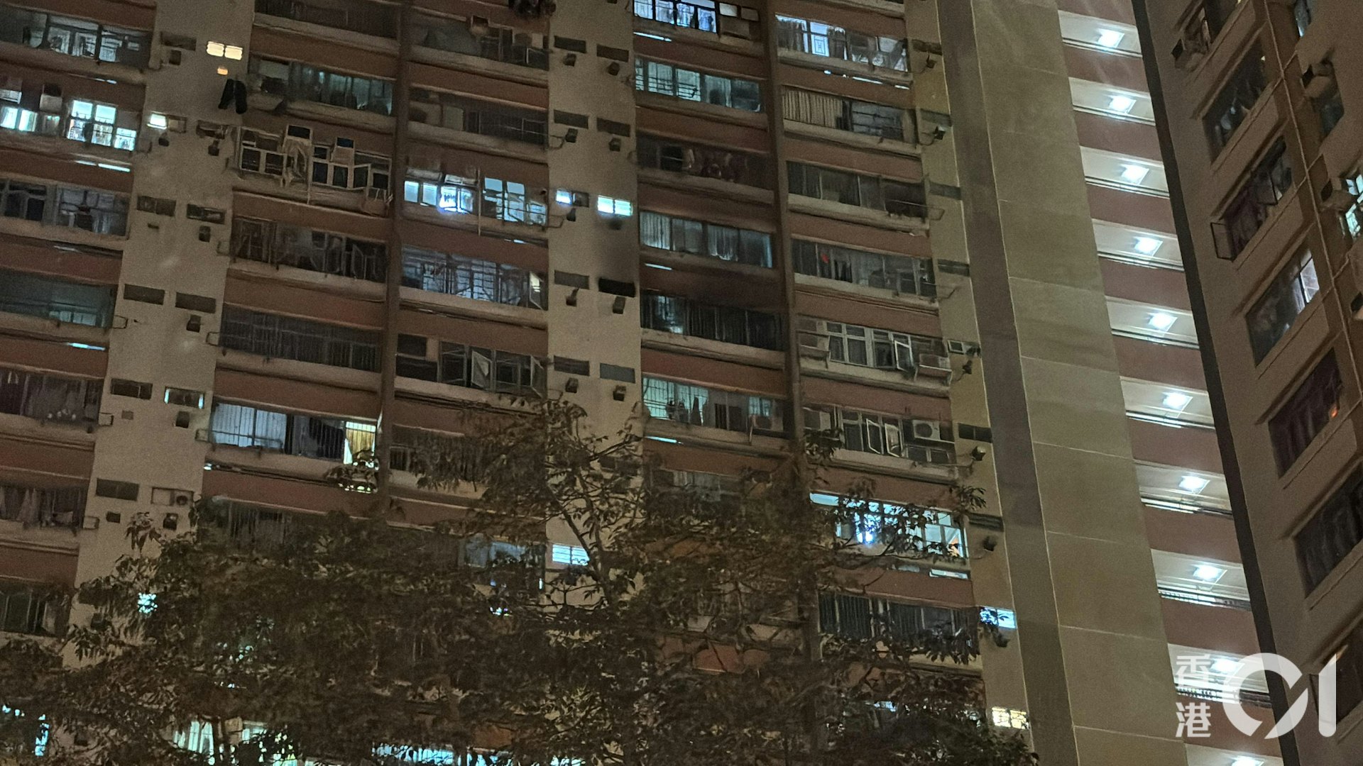 消防動用一條喉及一隊煙帽隊灌救,火勢迅速救熄。(陳浩然攝) 消防動用一條喉及一隊煙帽隊灌救,火勢迅速救熄。(陳浩然攝)