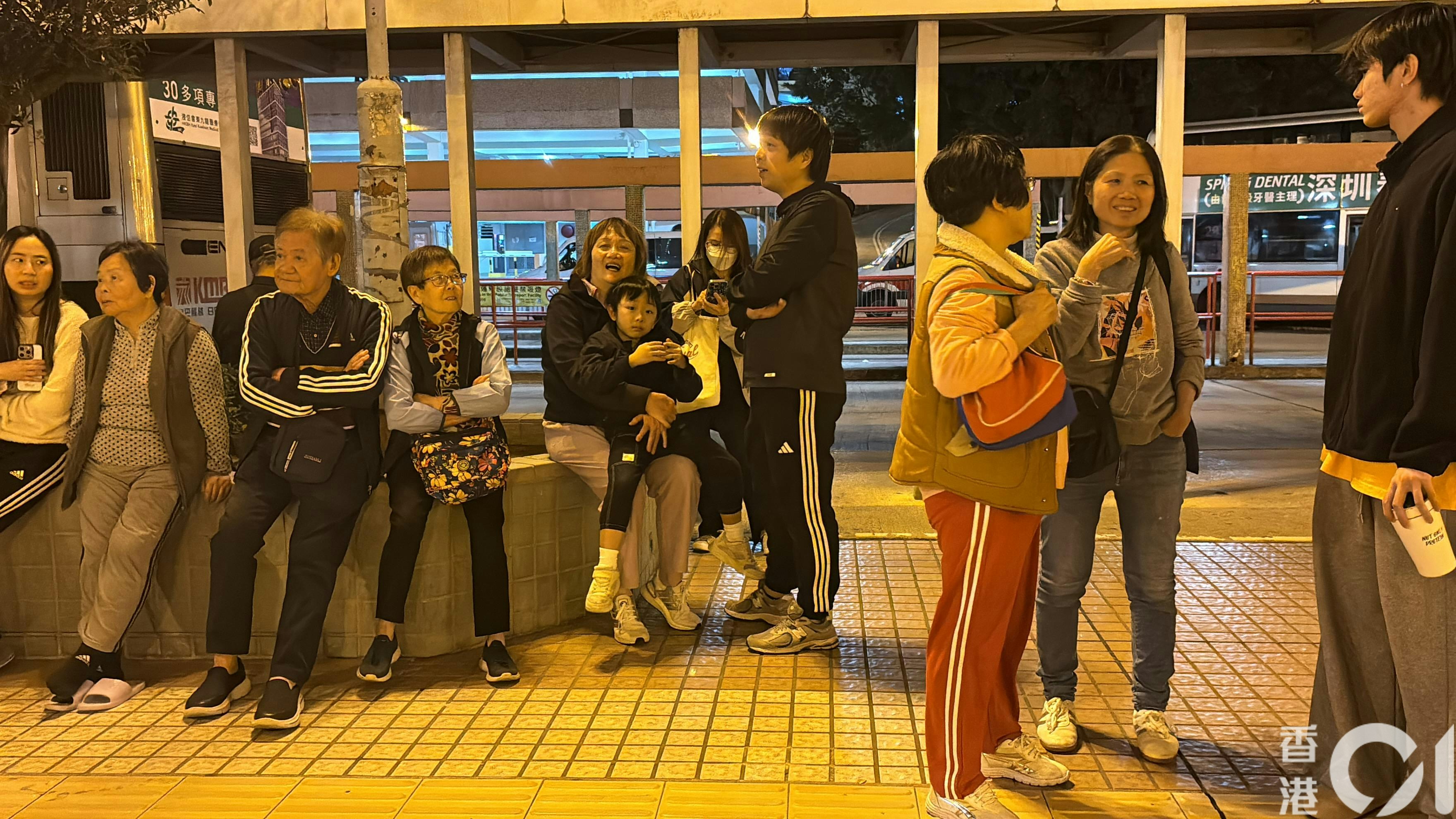 意外中，幸無人受傷，約2百名住戶自行疏散。（陳浩然攝）