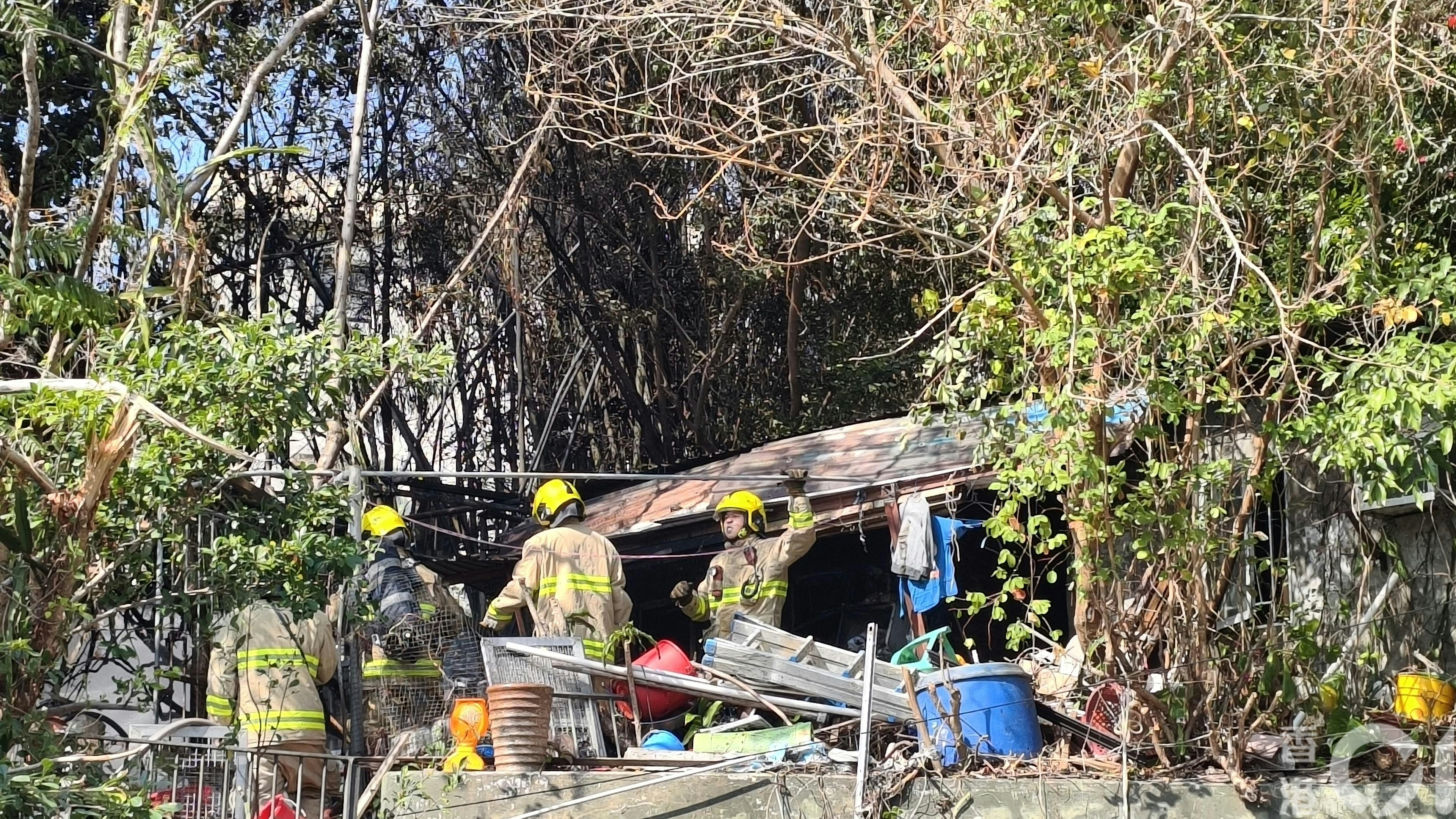 荃灣芙蓉山路木屋雜物起火　戶主滅火不果報案　消防到場撲熄