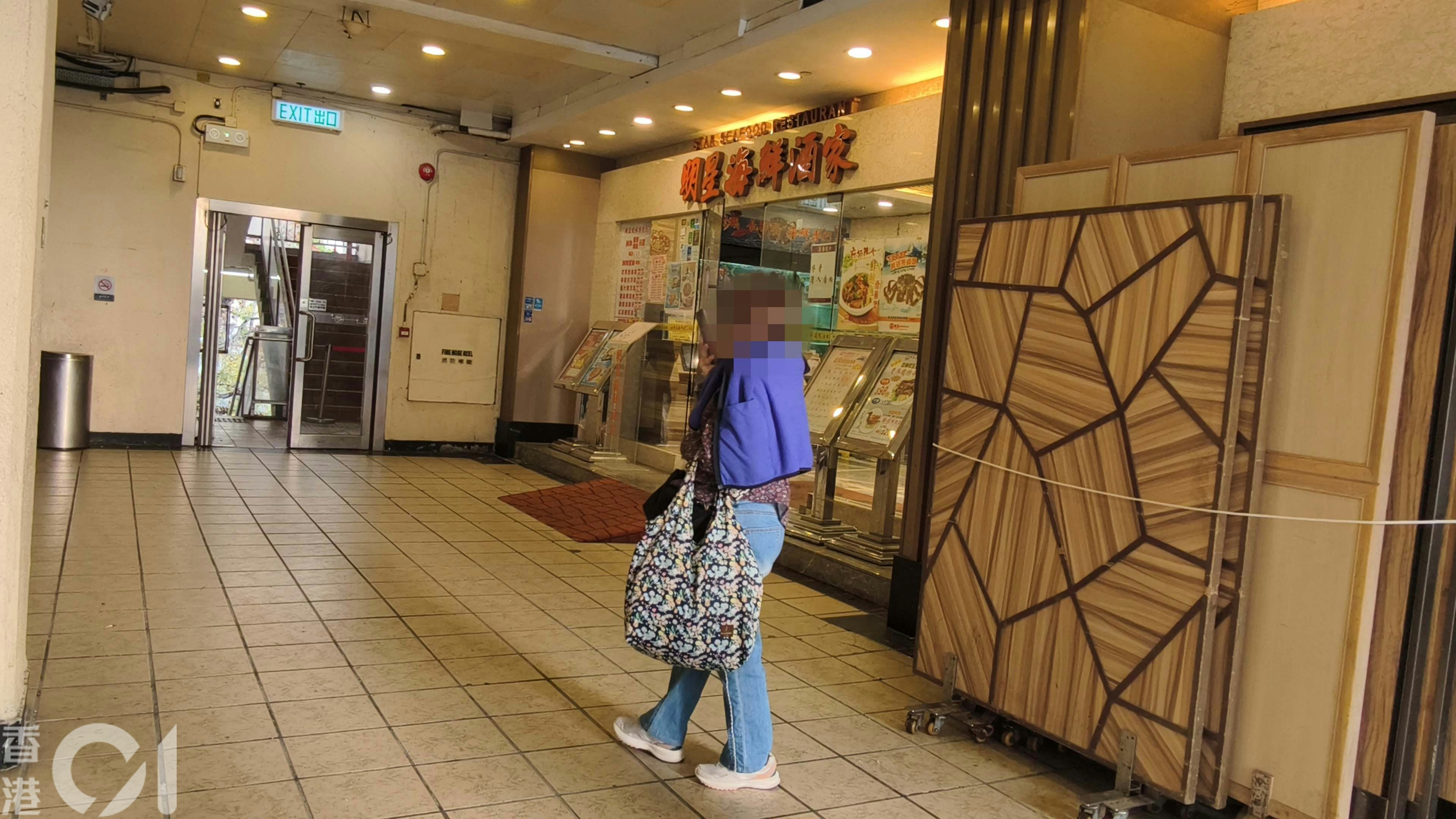 有街坊表示，有地區團隊在2024年初收取不少長者的授權票通過3.3億元屋苑大維修方案。今次黃碧嬌搞茶聚，她特地到場協助與會的長者把關，但黃碧嬌最終沒有現身。（黃學潤攝）