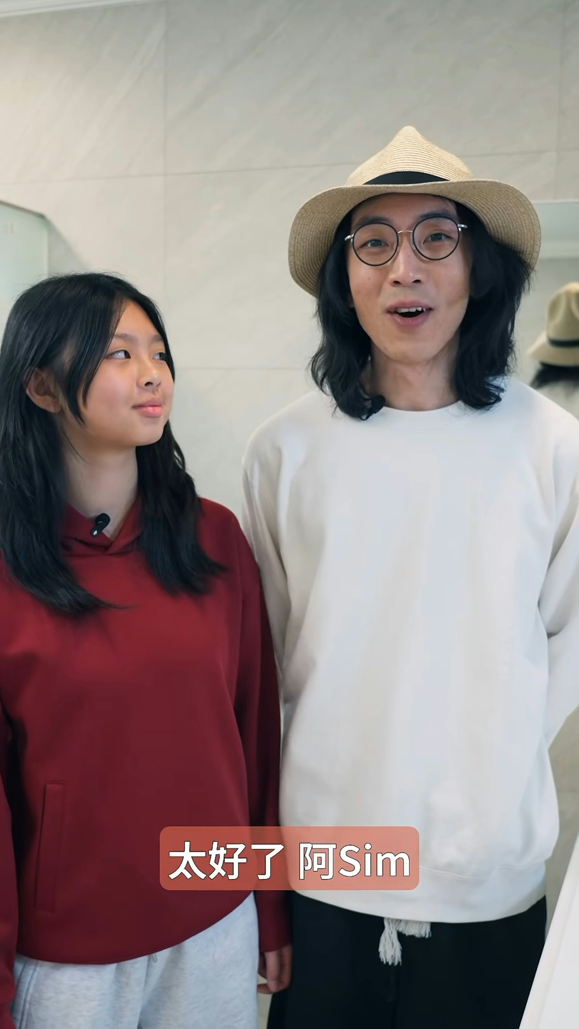 陆永不时孖细女SimSim拍广告揾钱。(IG@6wing_fama)