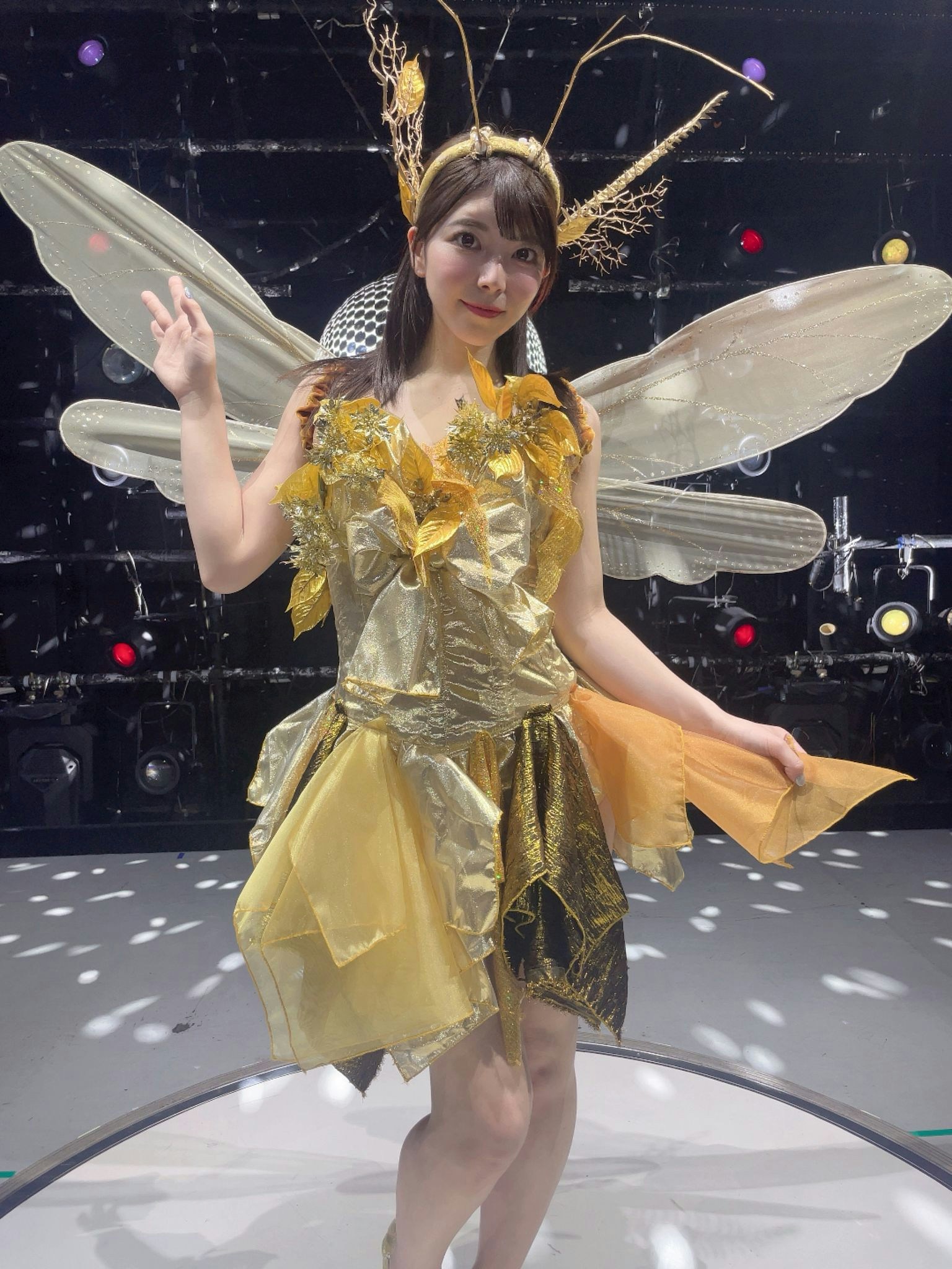 上原亞衣將首次把象徵「陪伴」與「第二人生」概念的 AITwins 陪伴型人偶帶到舞台上，成為演出的一部分。（公關提供）