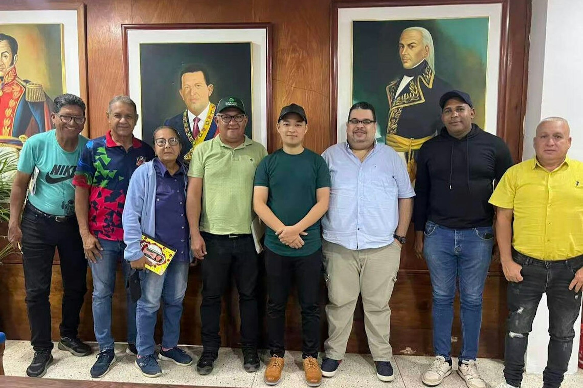 徐麥克(左五)在委內瑞拉從商多年,和當地官方建立了聯繫。圖為他與市政府官員就合作事宜交流後的合照。(聯合早報)