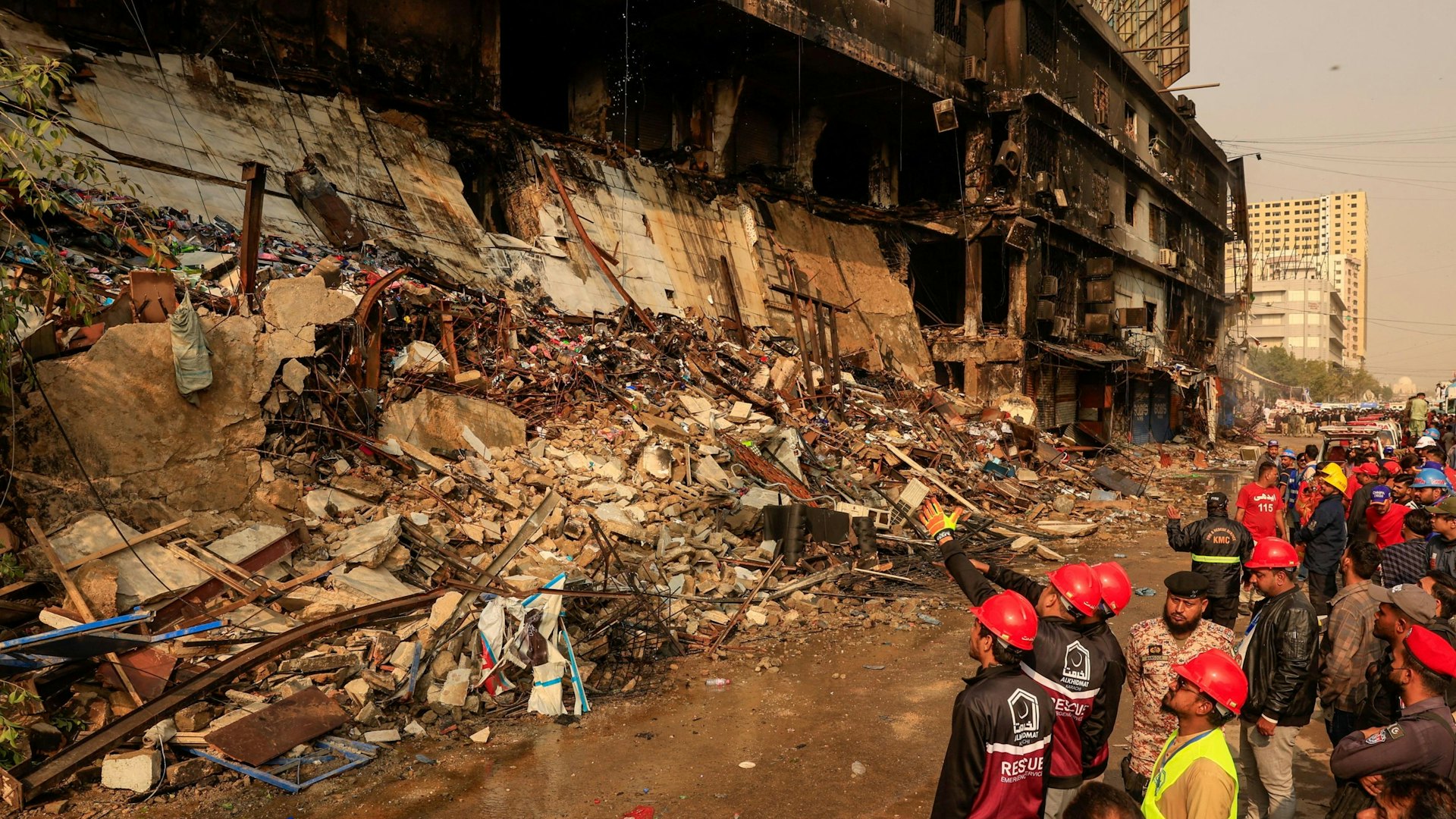 巴基斯坦卡拉奇商場大火 至少21死逾60人失蹤 巴基斯坦卡拉奇商場大火 至少21死逾60人失蹤