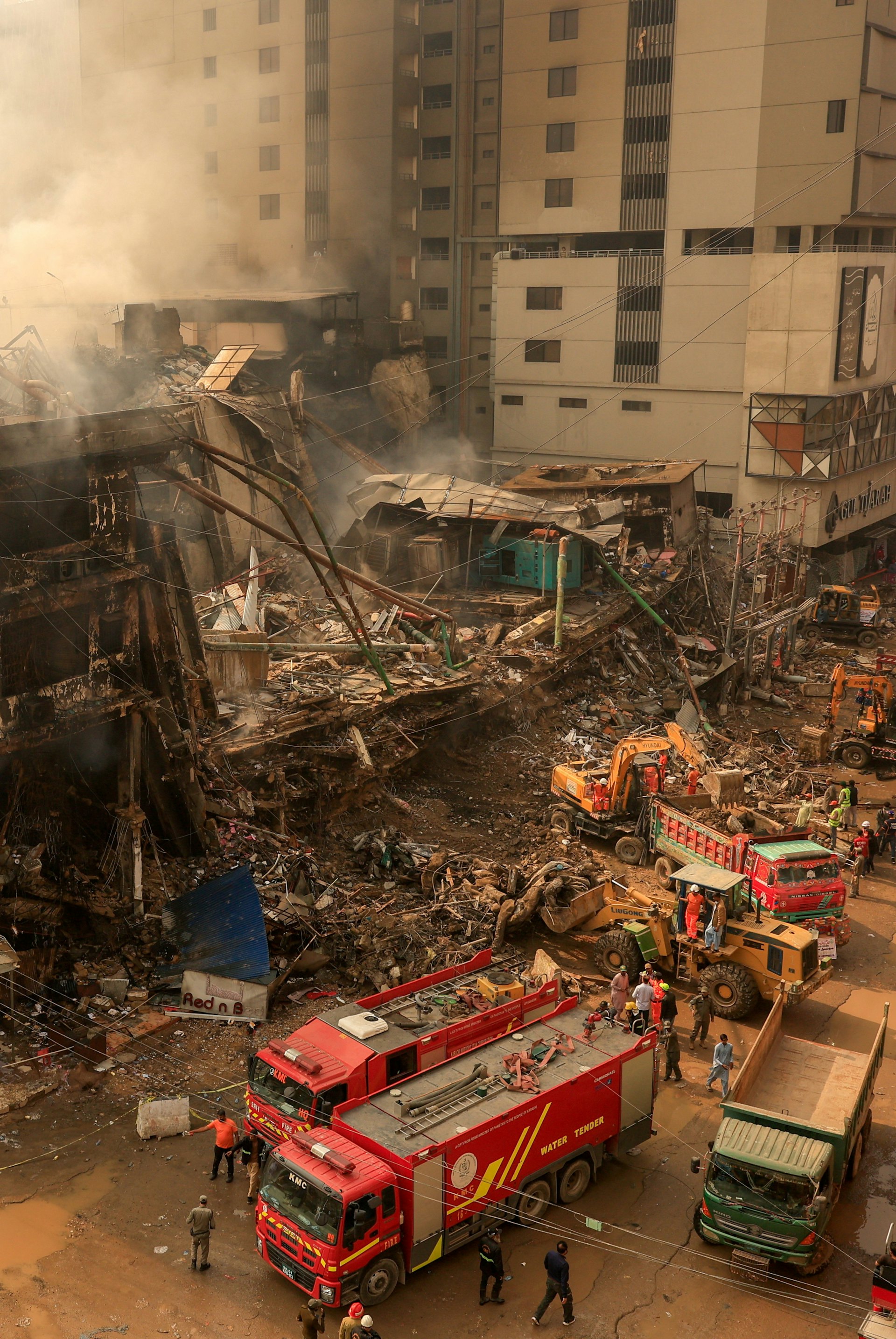 圖為2026年1月19日,巴基斯坦卡拉奇一家購物中心發生大火後,當局派員在損毀的建築物內搜索。(Reuters) 圖為2026年1月19日,巴基斯坦卡拉奇一家購物中心發生大火後,當局派員在損毀的建築物內搜索。(Reuters)