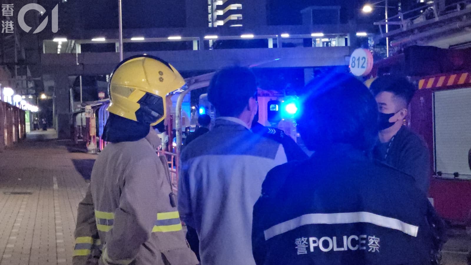 涉虛報火警的醉漢(中)遭消防及警員口頭警誡。