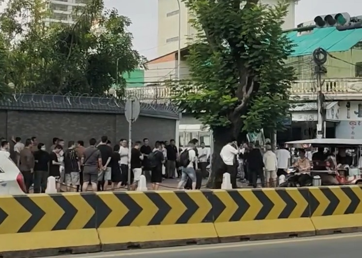 中国驻柬埔寨使馆外大排长龙传大批中国公民逃离电骗园区后求助