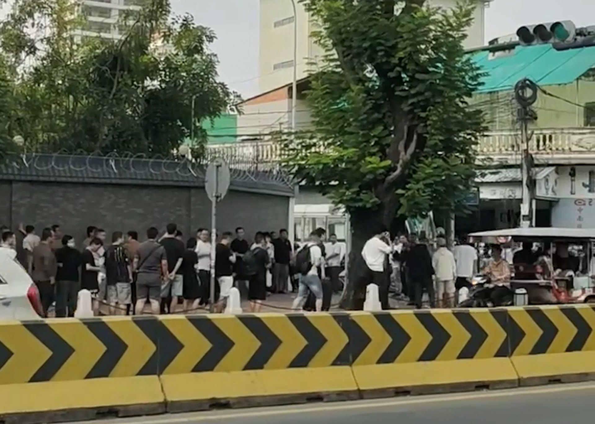 中国驻柬埔寨使馆外大排长龙传大批中国公民逃离电骗园区后求助