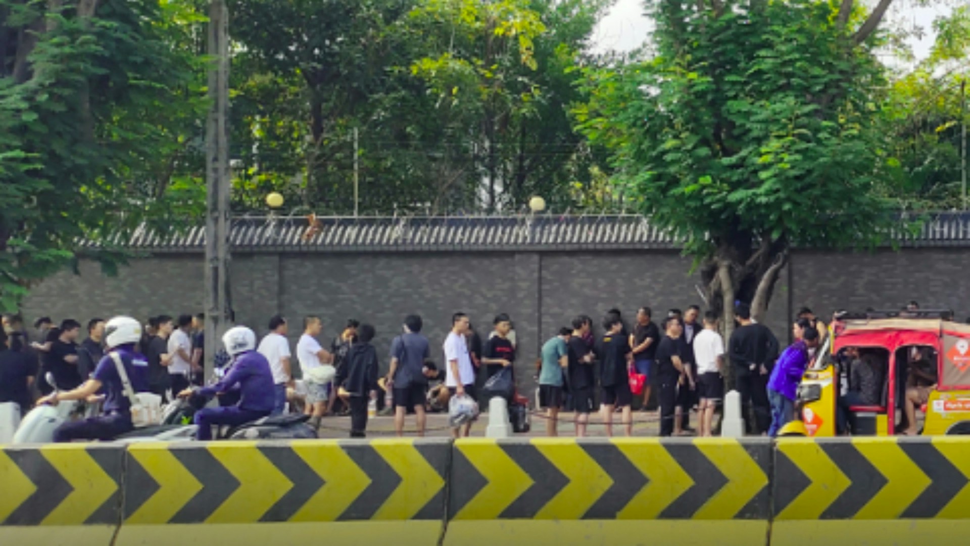 中國駐柬埔寨使館外大排長龍傳大批中國公民逃離電騙園區後求助