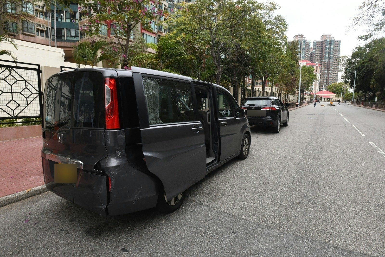 元朗公園北路私家車撞兩輛路邊車 3人受傷 據悉包括兩警察車輛