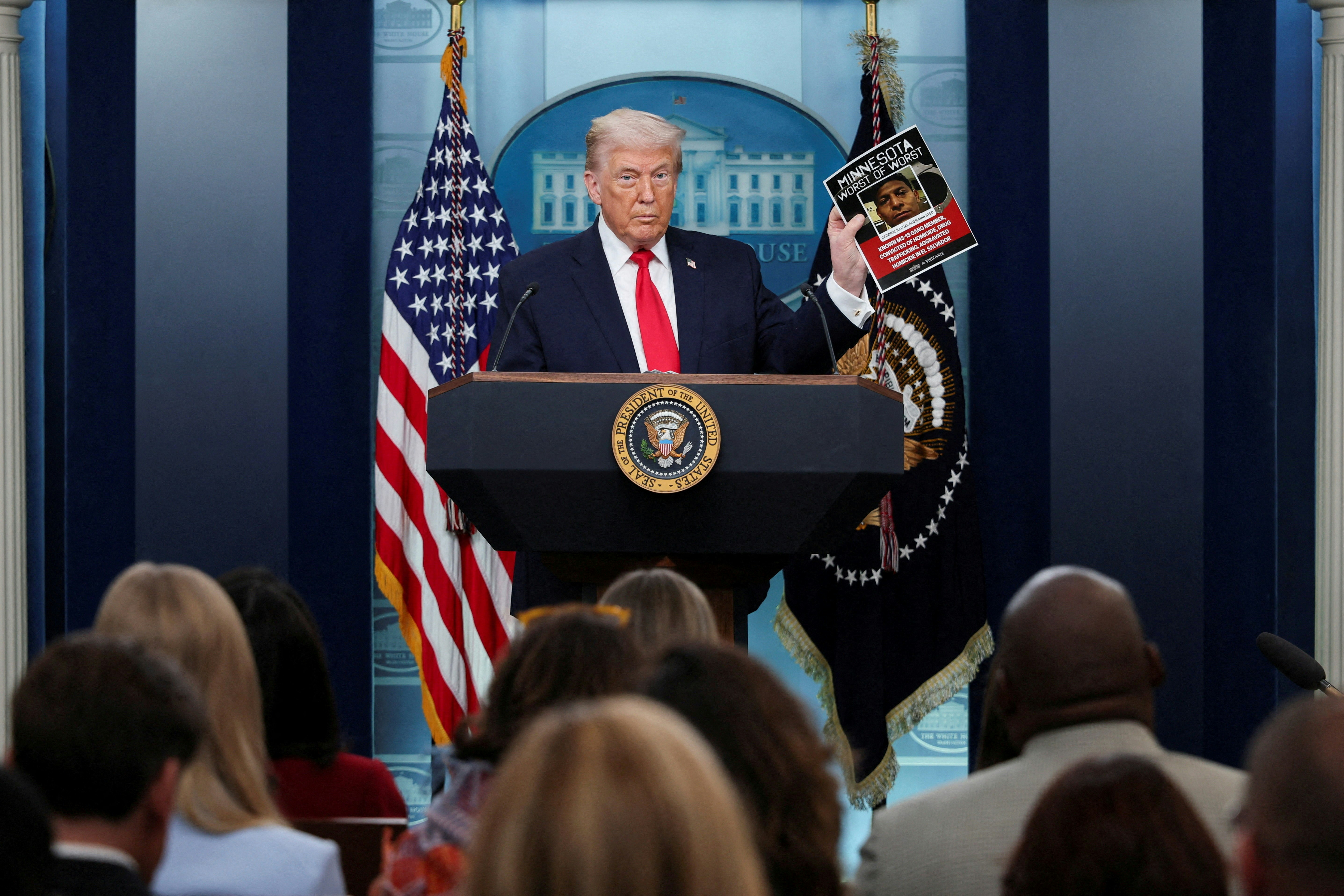 圖為2026年1月20日，美國總統特朗普（Donald Trump）重返白宮一周年，召開記者會講述過去一年的政績，期間展示移民及海關執法局（ICE）在明尼蘇達州街抓獲的罪犯照片。（Reuters）