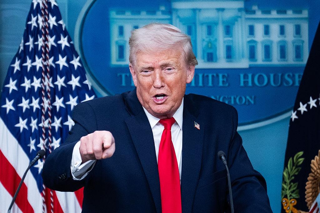 2026年1月20日，美國華盛頓特區，圖為特朗普在白宮新聞簡報室會見傳媒。（Getty）