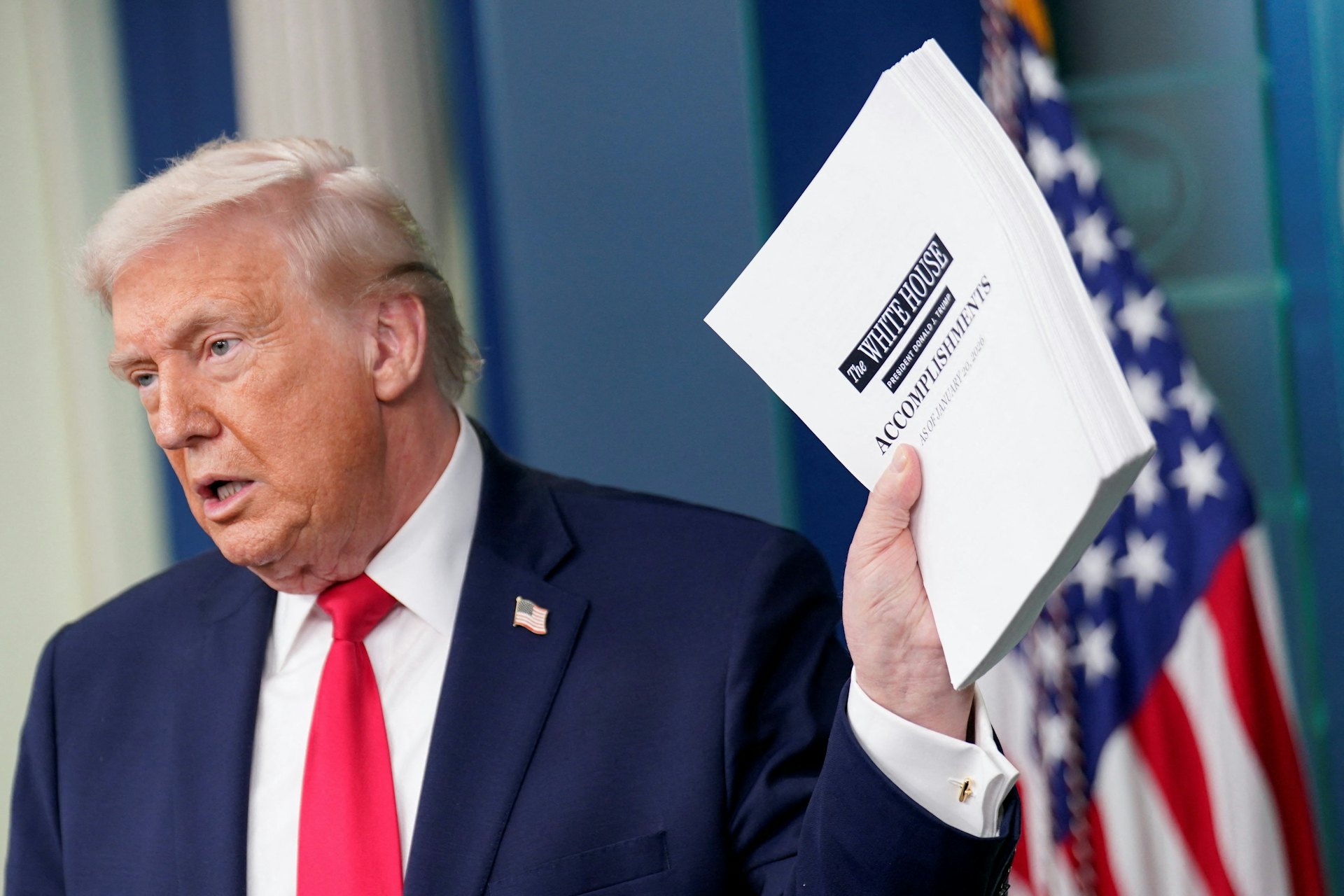 2026年1月20日,美國華盛頓,在其第二個總統任期滿一周年之際,特朗普(Donald Trump)在白宮舉行記者會發表講話。圖為特朗普手持一份文件,上面列舉了他過去一年的成就。(Reuters) 2026年1月20日,美國華盛頓,在其第二個總統任期滿一周年之際,特朗普(Donald Trump)在白宮舉行記者會發表講話。圖為特朗普手持一份文件,上面列舉了他過去一年的成就。(Reuters)