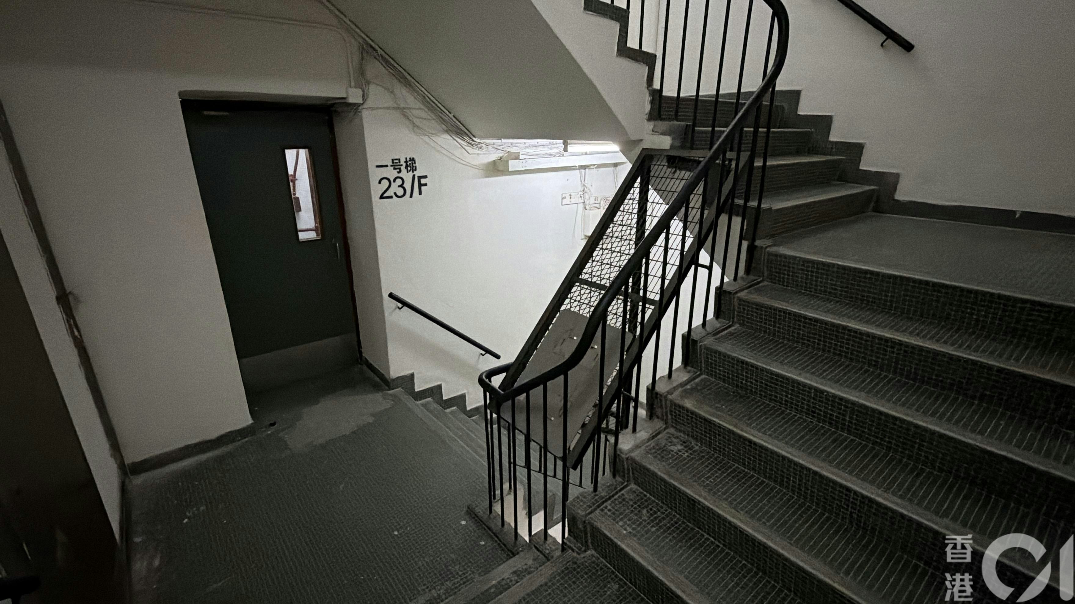 記者今日巡視新興大廈，後樓梯走火通道暢通，未有被雜物阻礙。（馬耀文攝）