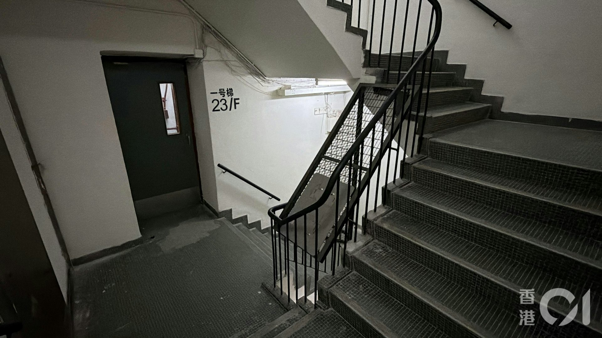 記者今日巡視新興大廈,後樓梯走火通道暢通,未有被雜物阻礙。(馬耀文攝) 記者今日巡視新興大廈,後樓梯走火通道暢通,未有被雜物阻礙。(馬耀文攝)